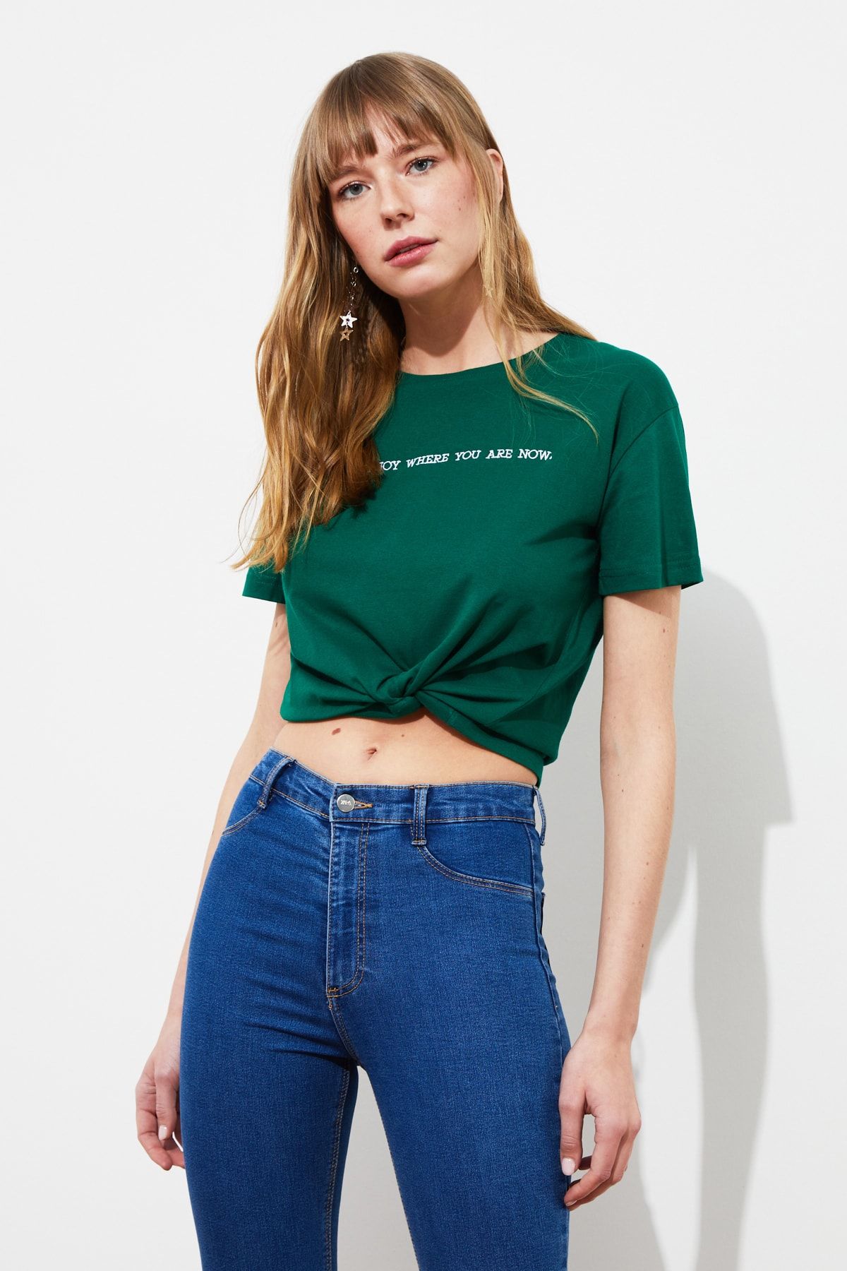 TRENDYOLMİLLA Koyu Yeşil Nakışlı Semi-Fitted Örme T-Shirt TWOSS21TS2542