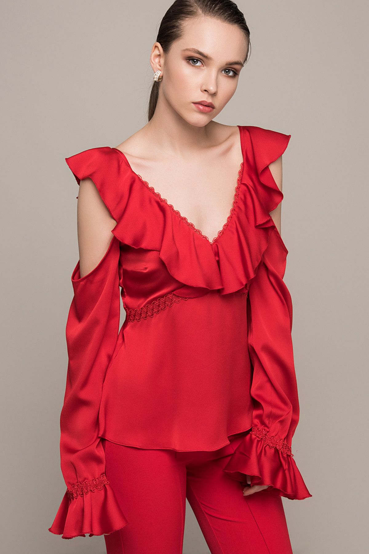 Y-London Kadın Kırmızı Omuz Açık Yaka Volanlı Saten Bluz EX-15636