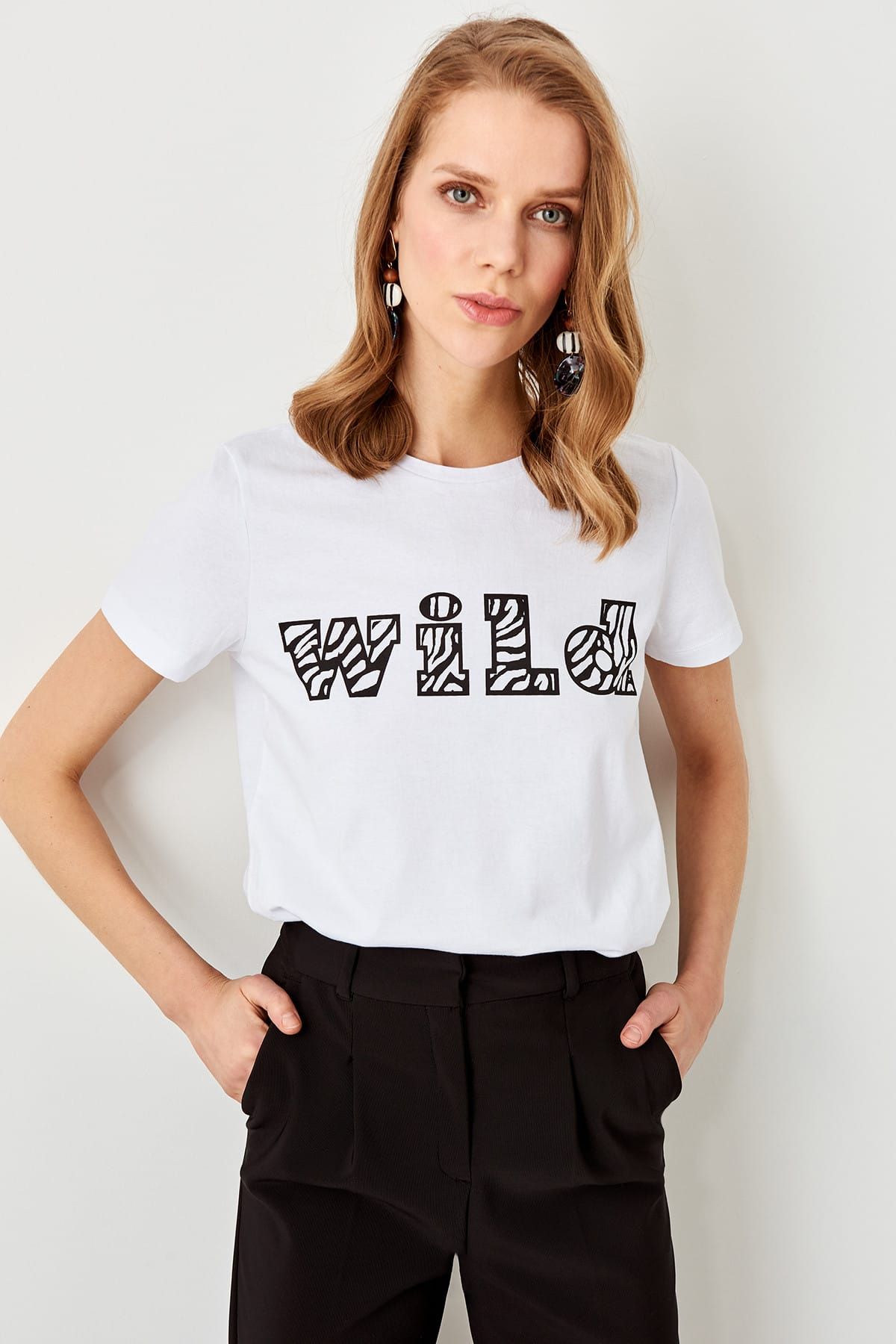 TRENDYOLMİLLA Beyaz Baskılı Basic Örme T-shirt TWOSS19GH0013