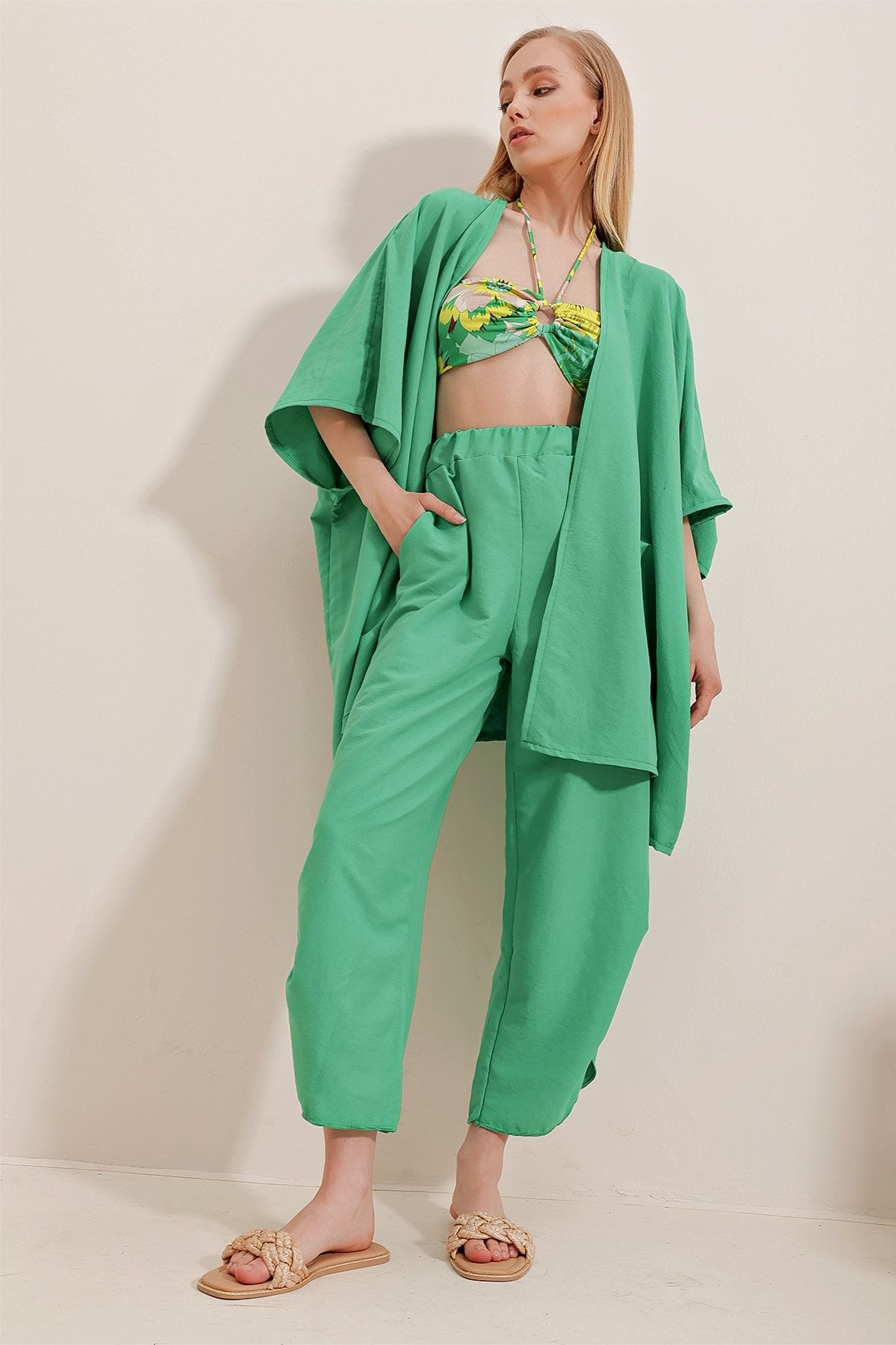 Trend Alaçatı Stili Kadın Yeşil Paçası Yırtmaçlı Kendinden Dokulu Pantolon Ve Ceket İkili Takım ALC-752-001