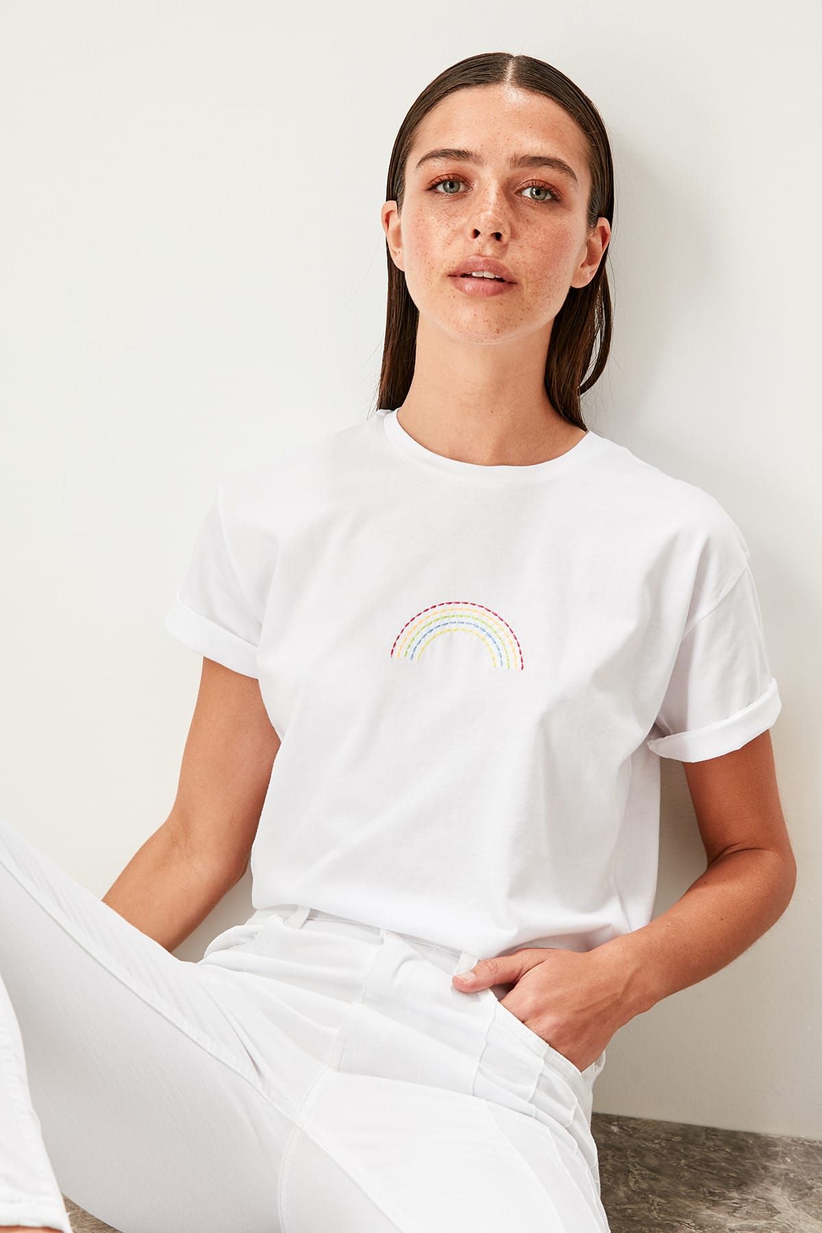 TRENDYOLMİLLA Beyaz Nakışlı Örme Semi-Fitted T-shirt TWOSS19FV0203
