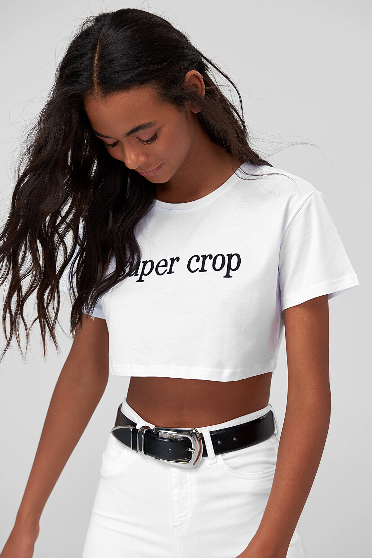 TRENDYOLMİLLA Beyaz Nakışlı Super Crop Kalıp Örme T-Shirt TCLSS18TI0127