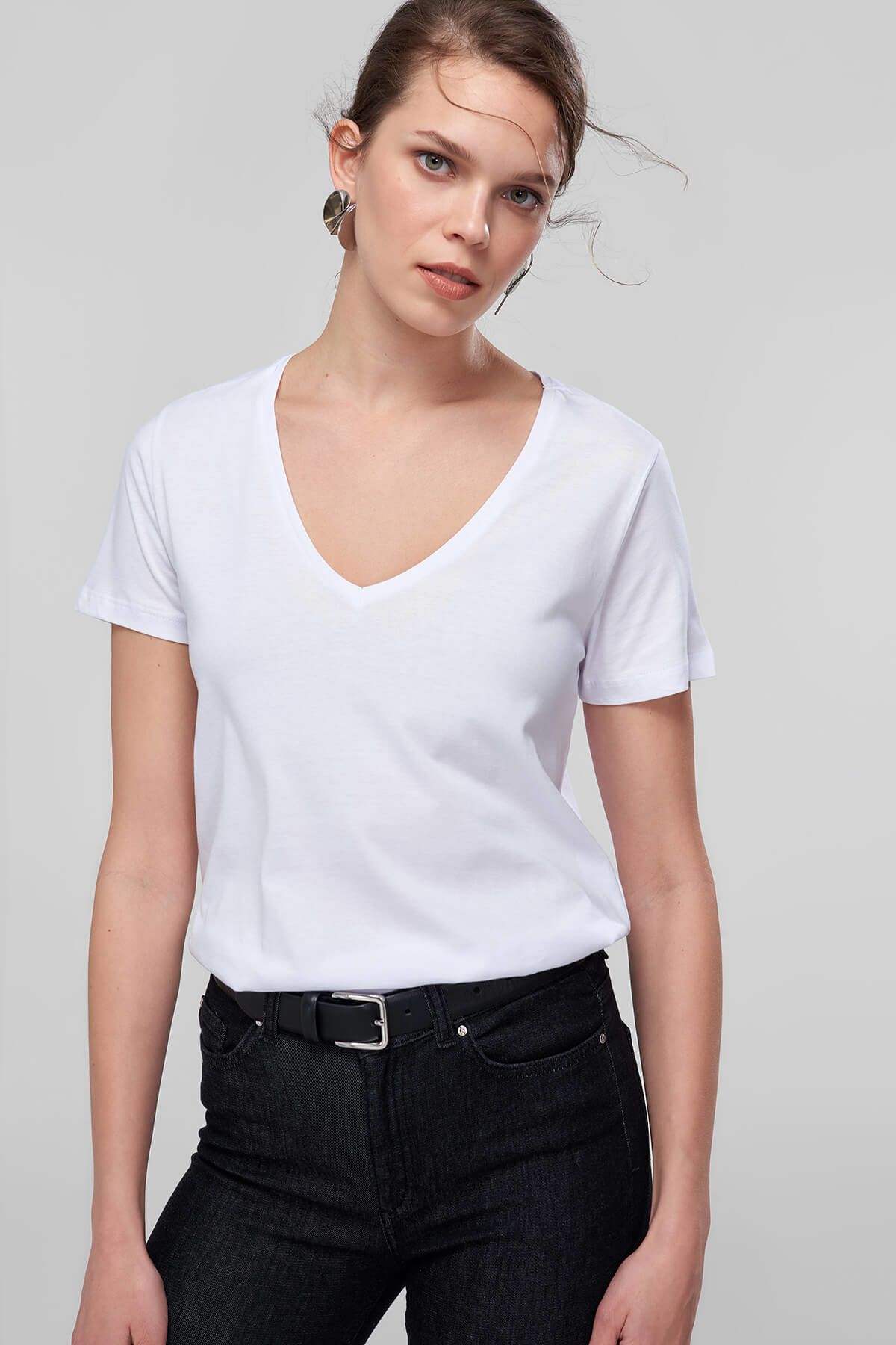 TRENDYOLMİLLA Basic - Beyaz V Yaka Örme T-Shirt TOFSS18DU0013