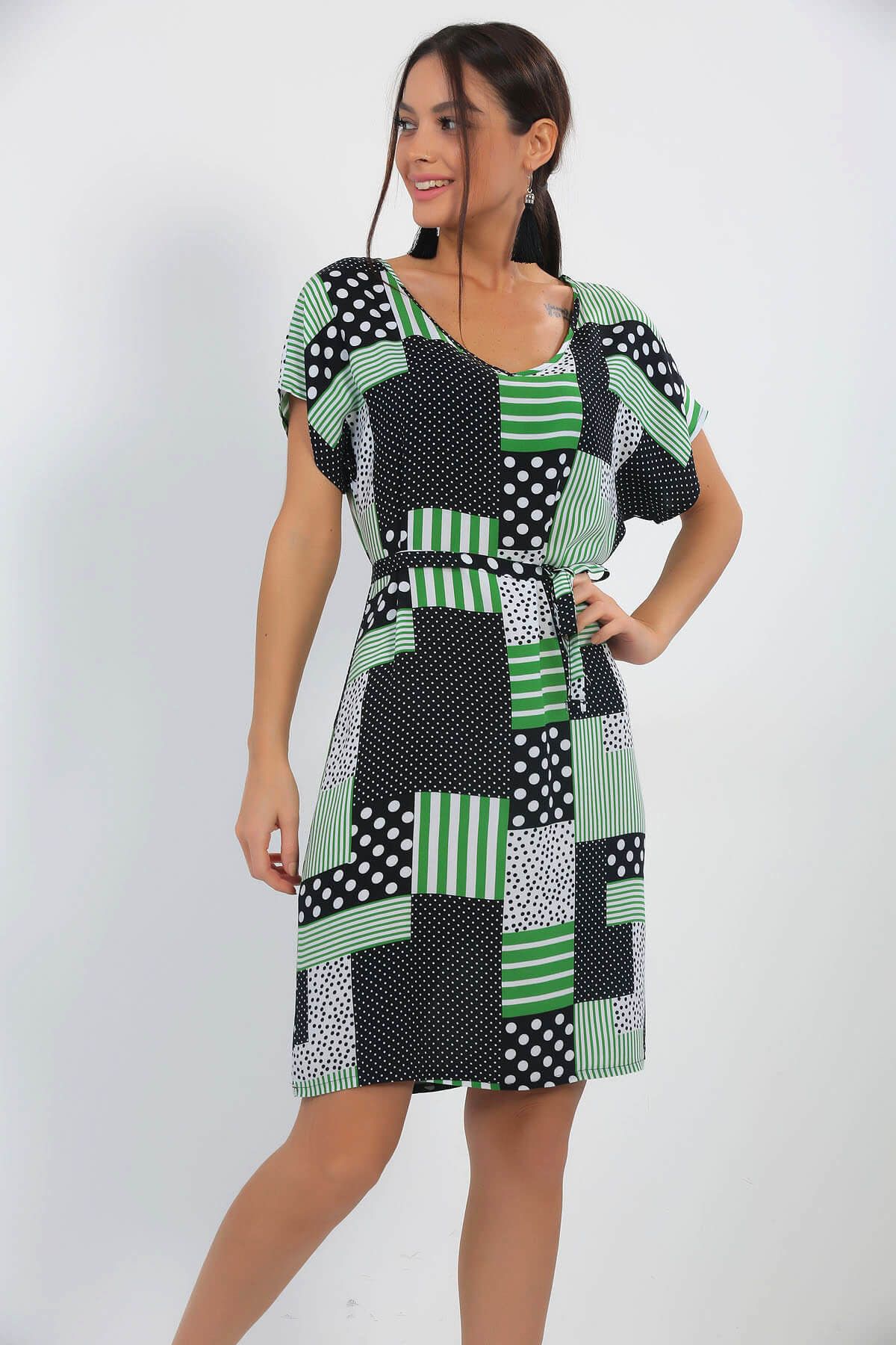 By Saygı Kadın Siyah-Yeşil V Yaka Puantiye Ve Çizgili Kuşaklı Kısa Kol Elbise S-18Y1010122
