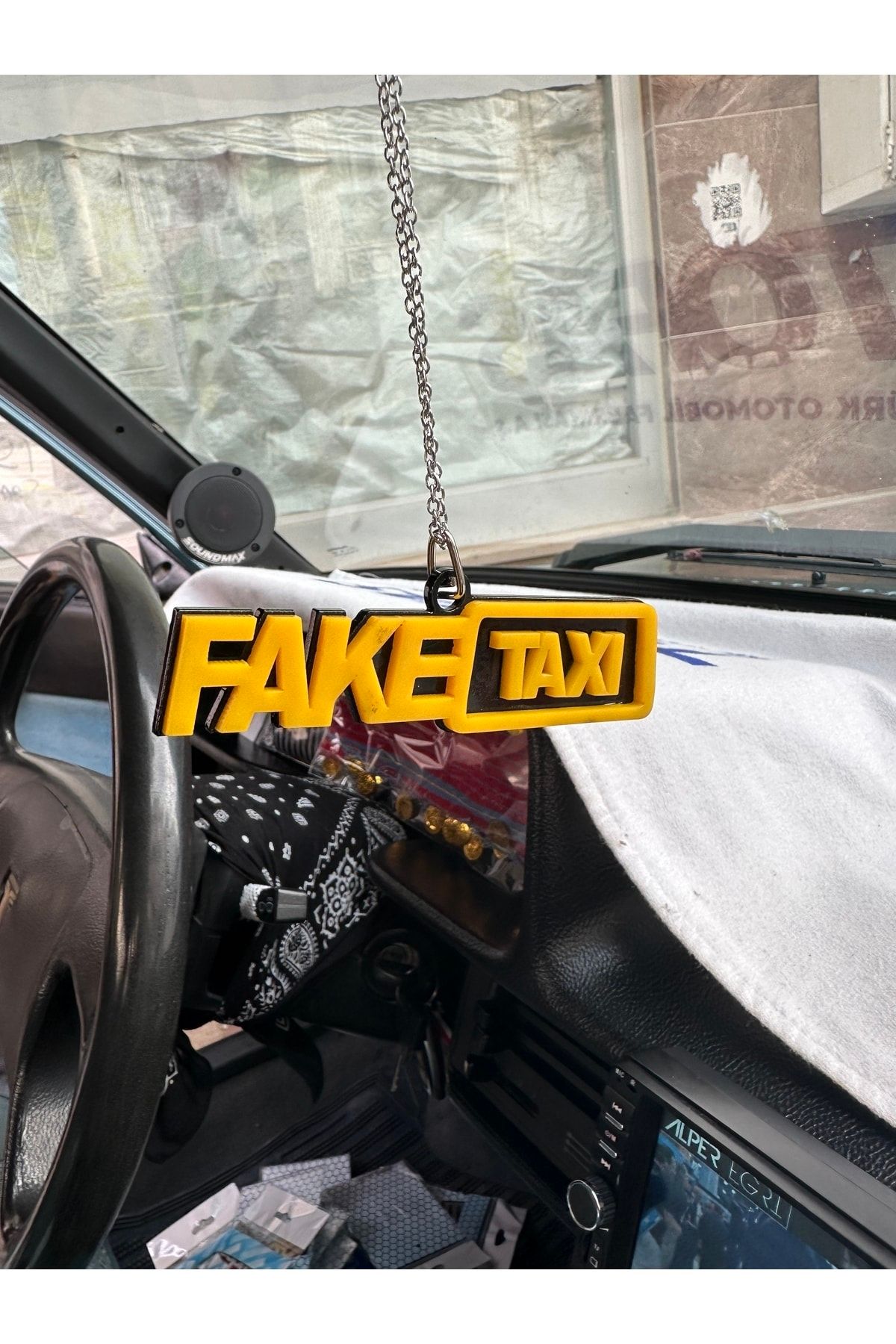 KARA AUTO Fake Taxi Ayna Süsü Zincirli Kabartma