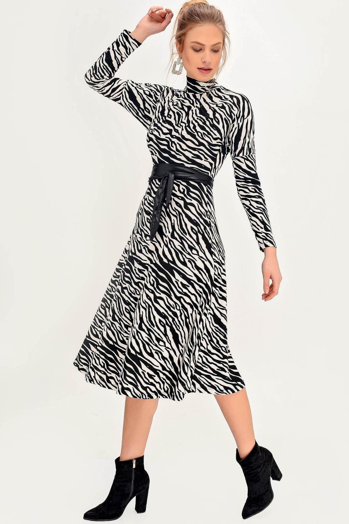 Hadise Kadın Siyah Kuşaklı Zebra Desenli Elbise 1175