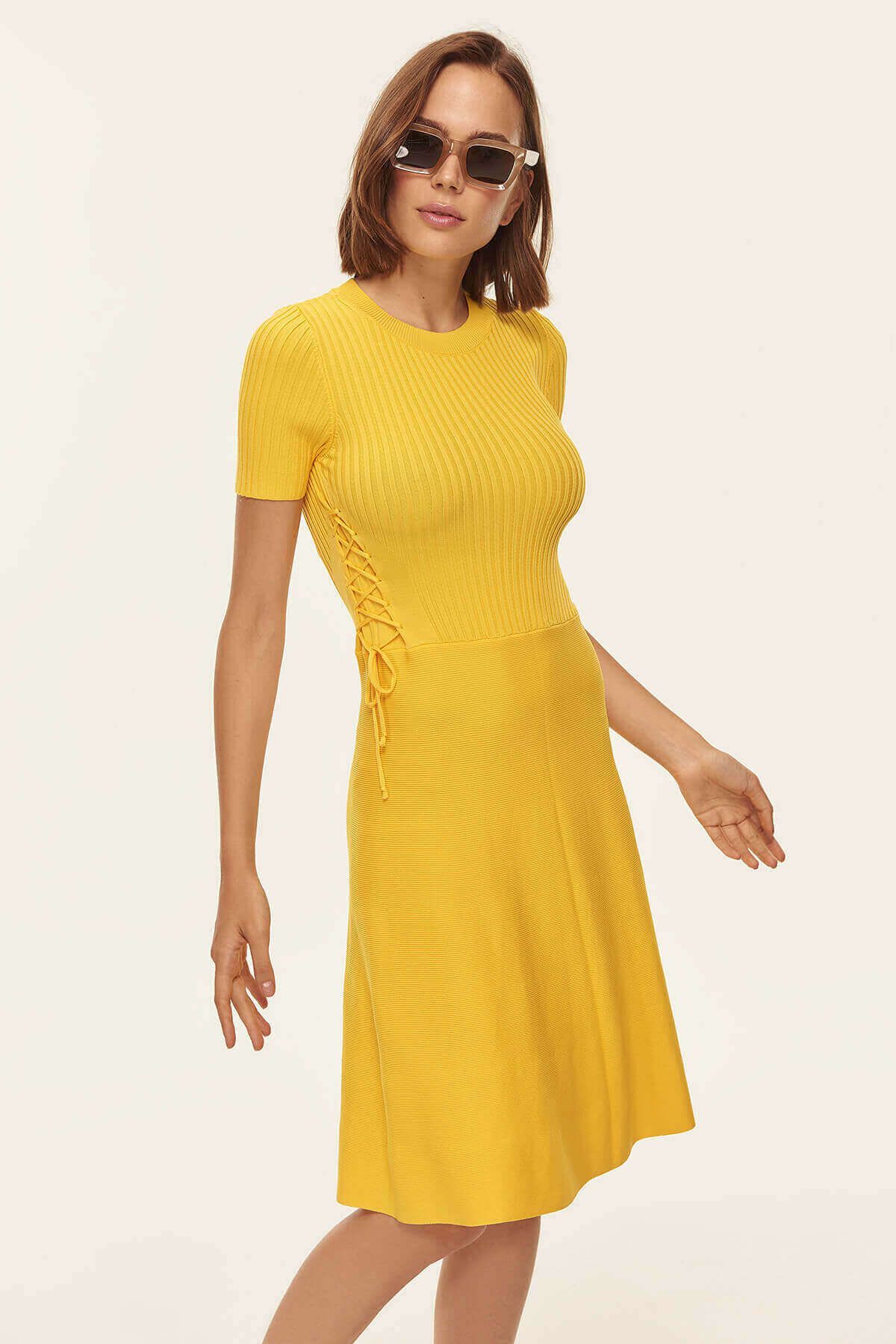 TRENDYOLMİLLA Sarı Bağlama Detaylı Triko Elbise TOFSS18MY0023