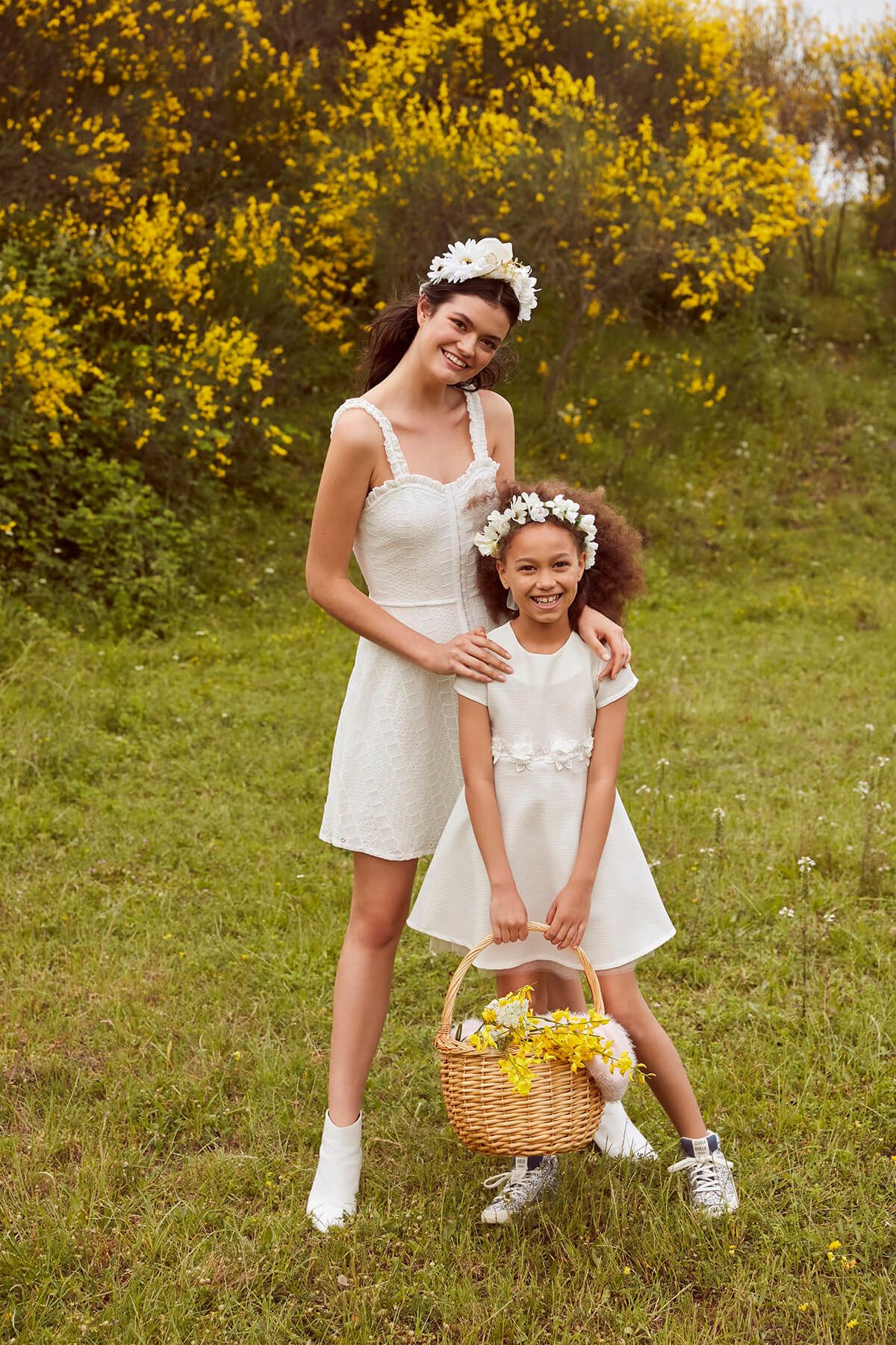 TRENDYOLKIDS Beyaz Çiçek Aplike Detaylı Kız Çocuk Party Elbise TKDSS18CU0222