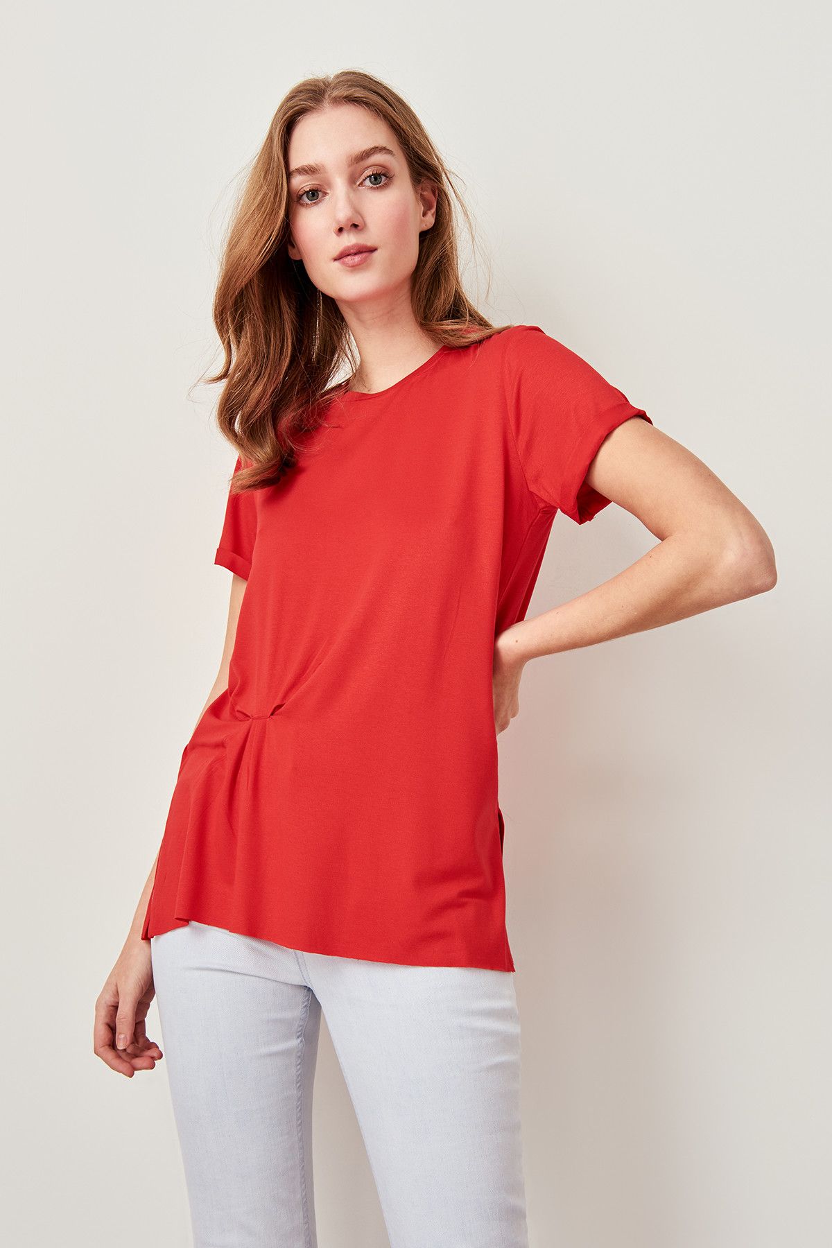 TRENDYOLMİLLA Kırmızı Büzgü Detaylı Basic Örme T-shirt TOFSS18OD0010