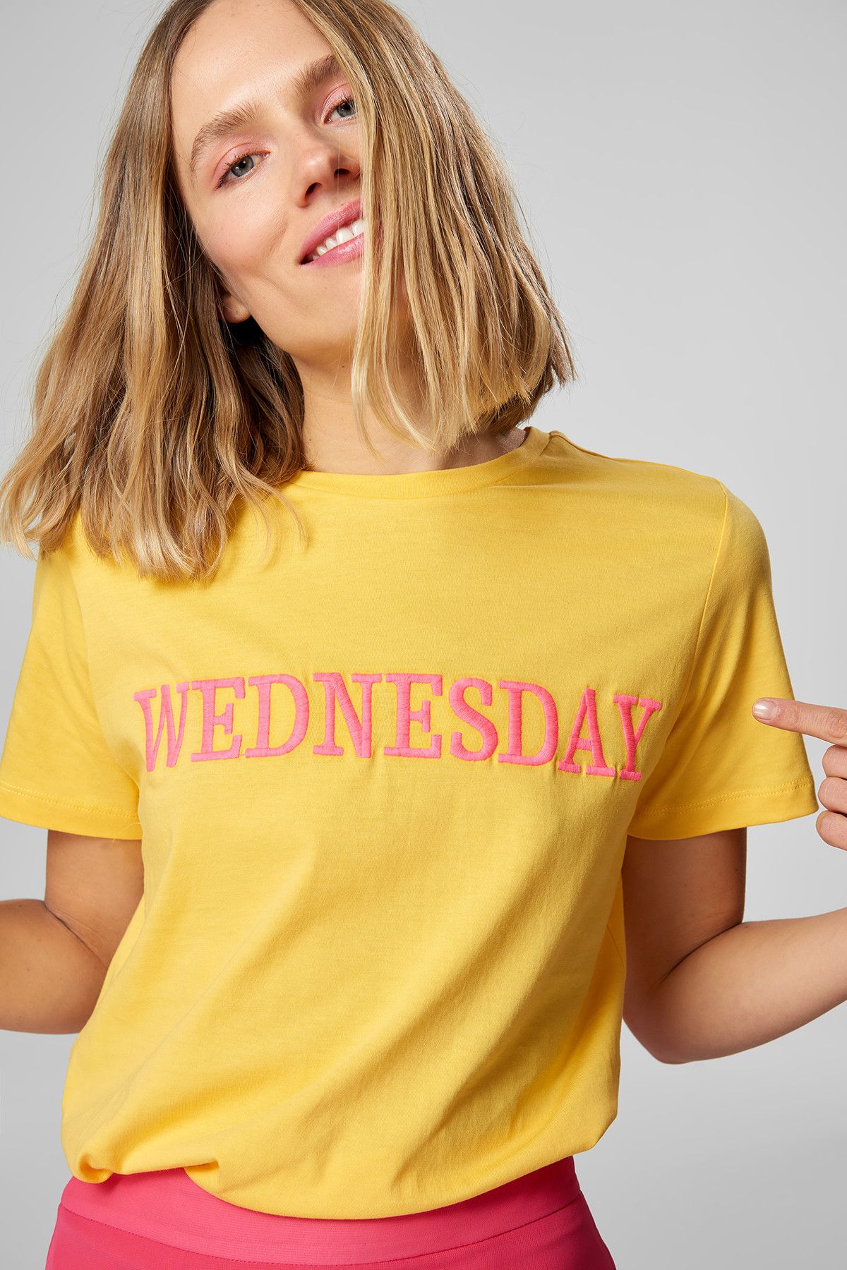 TRENDYOLMİLLA Sarı Wednesday Nakışlı Örme T-Shirt TCLSS18GS0009