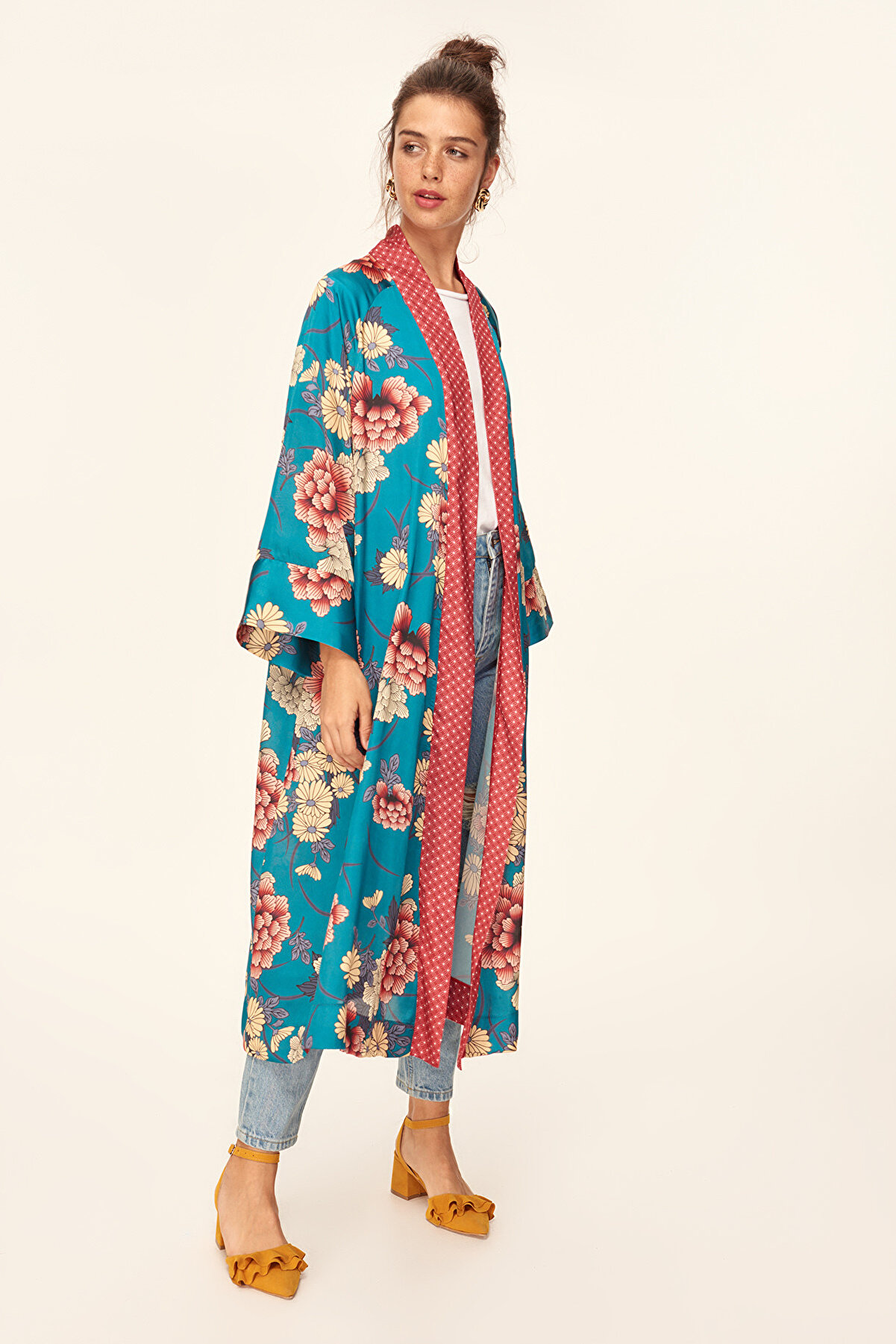 TRENDYOLMİLLA Çok Renkli Çiçek Desenli Kimono TCLAW19AP0063