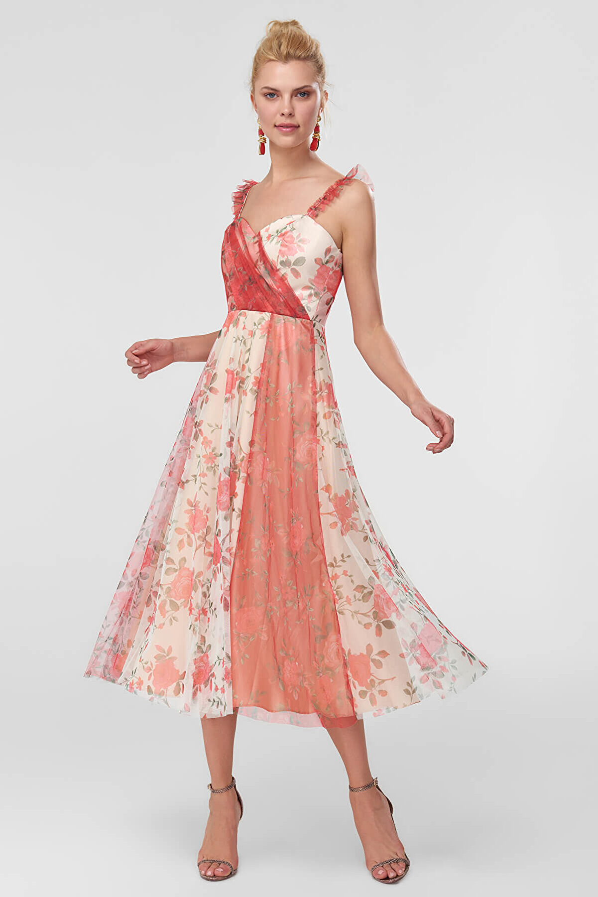 TRENDYOLMİLLA Çok Renkli Çiçek Detaylı Elbise TPRSS18UZ0046