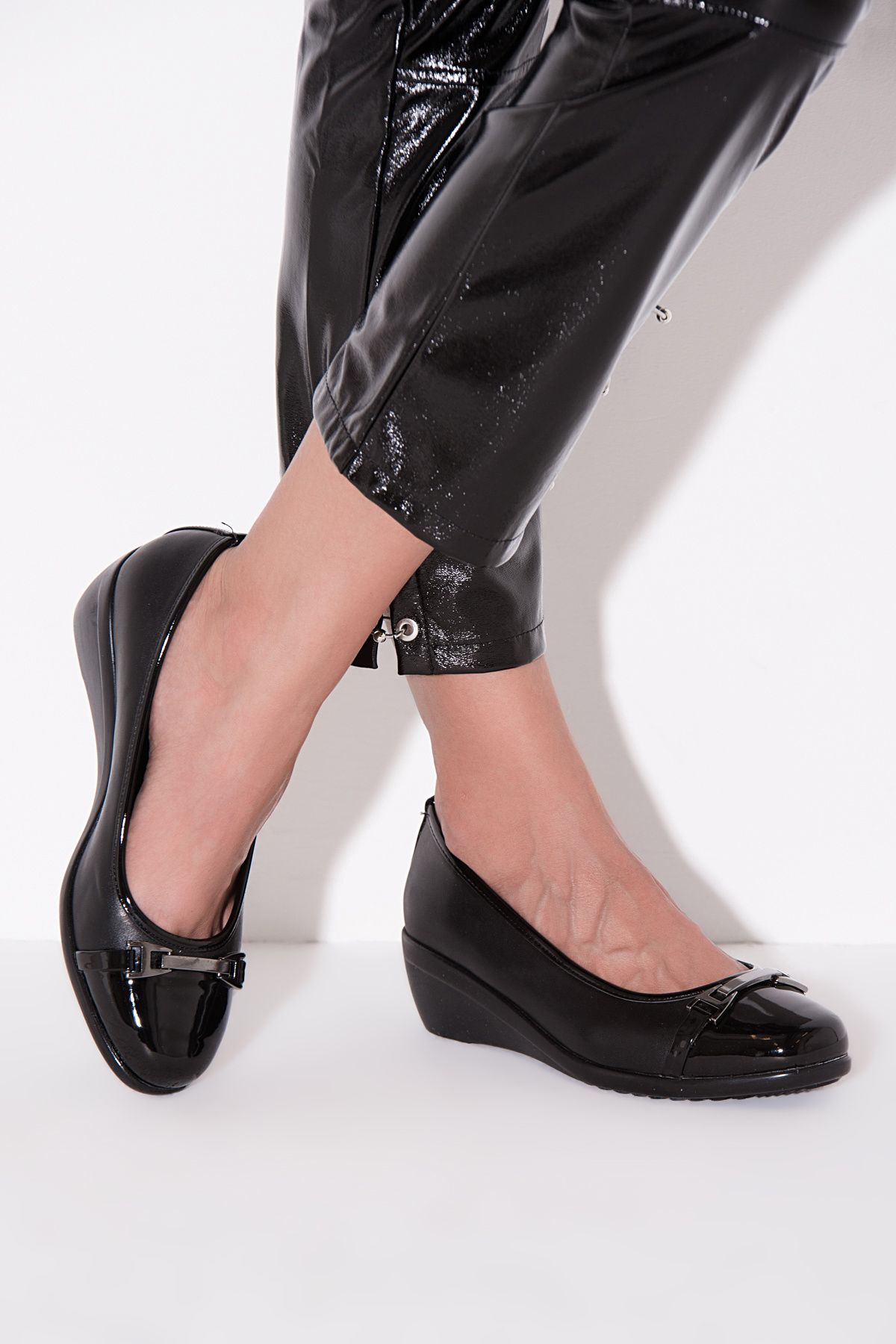 Derimod Siyah Kadın Dolgu Topuklu Ayakkabı