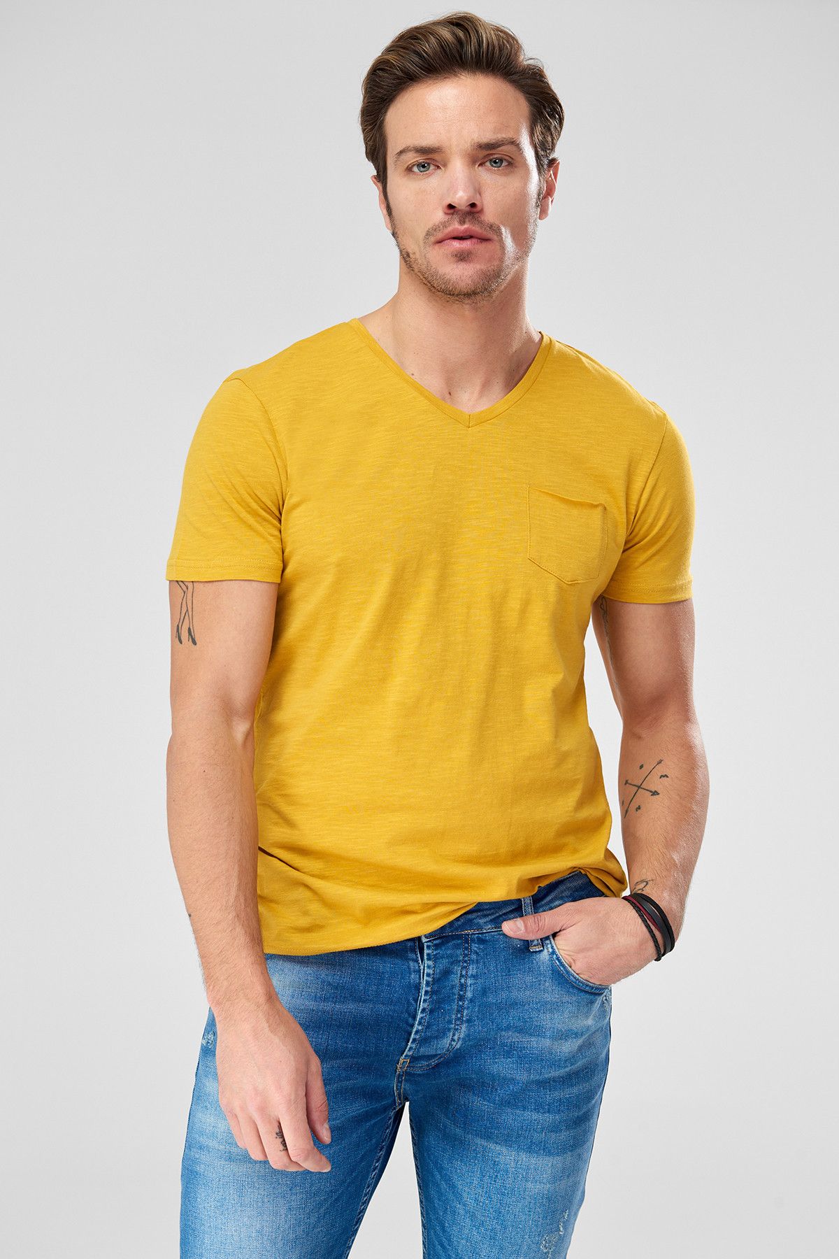 TRENDYOL MAN Hardal Basıc Erkek T-Shirt - Slim Fit Kısa Kollu V Yaka