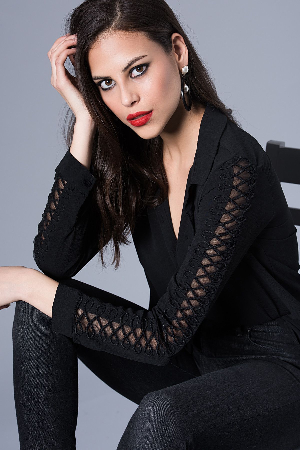 Cool & Sexy Kadın Siyah Kolları Aksesuarlı Krep Gömlek İS112