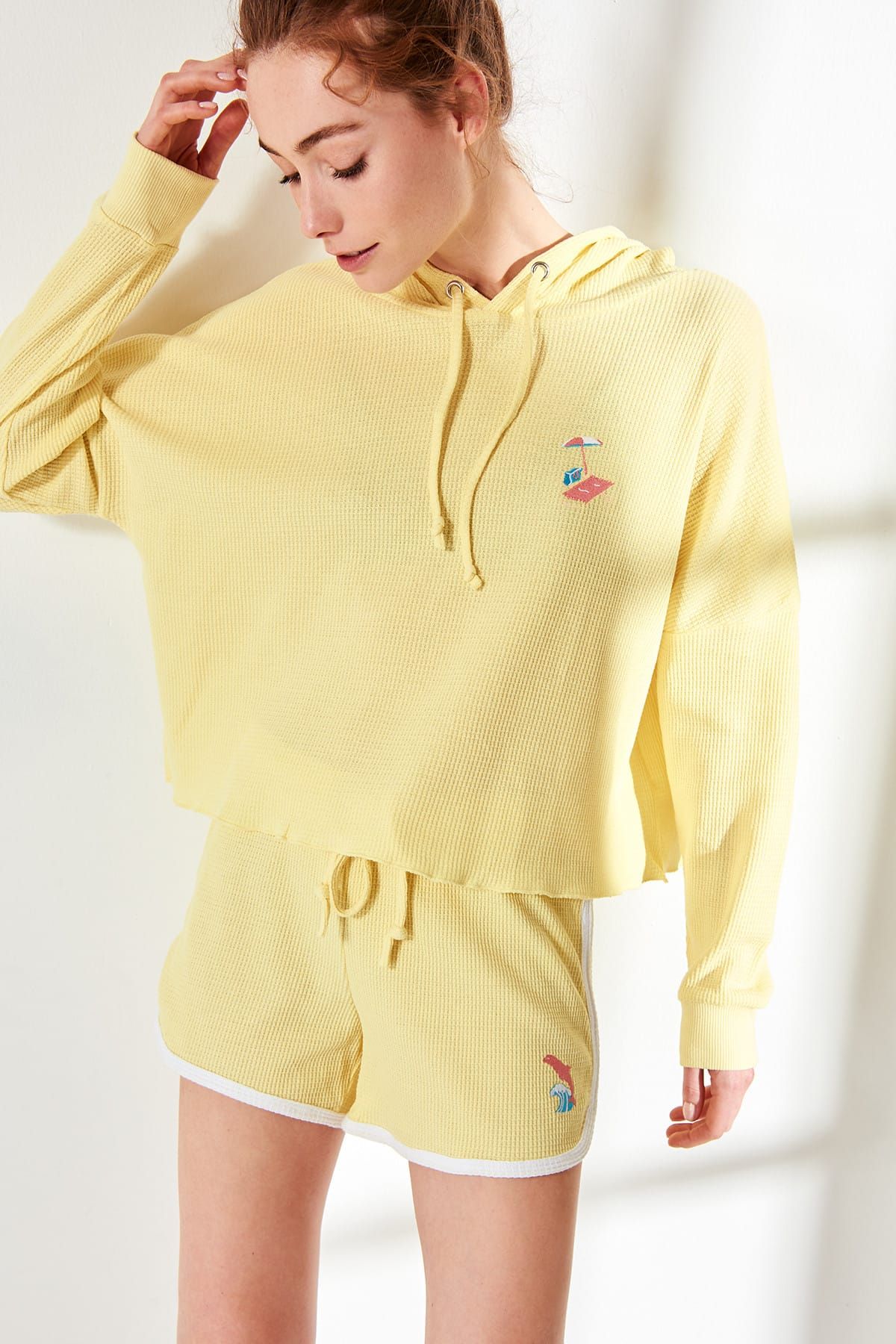 TRENDYOLMİLLA Sarı Crop Sweatshirt THMSS19BX0036