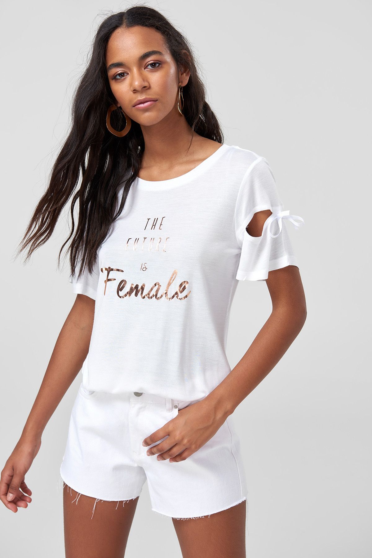 TRENDYOLMİLLA Beyaz Kol ve Baskı Detaylı Örme T-Shirt TCLSS18YN0168