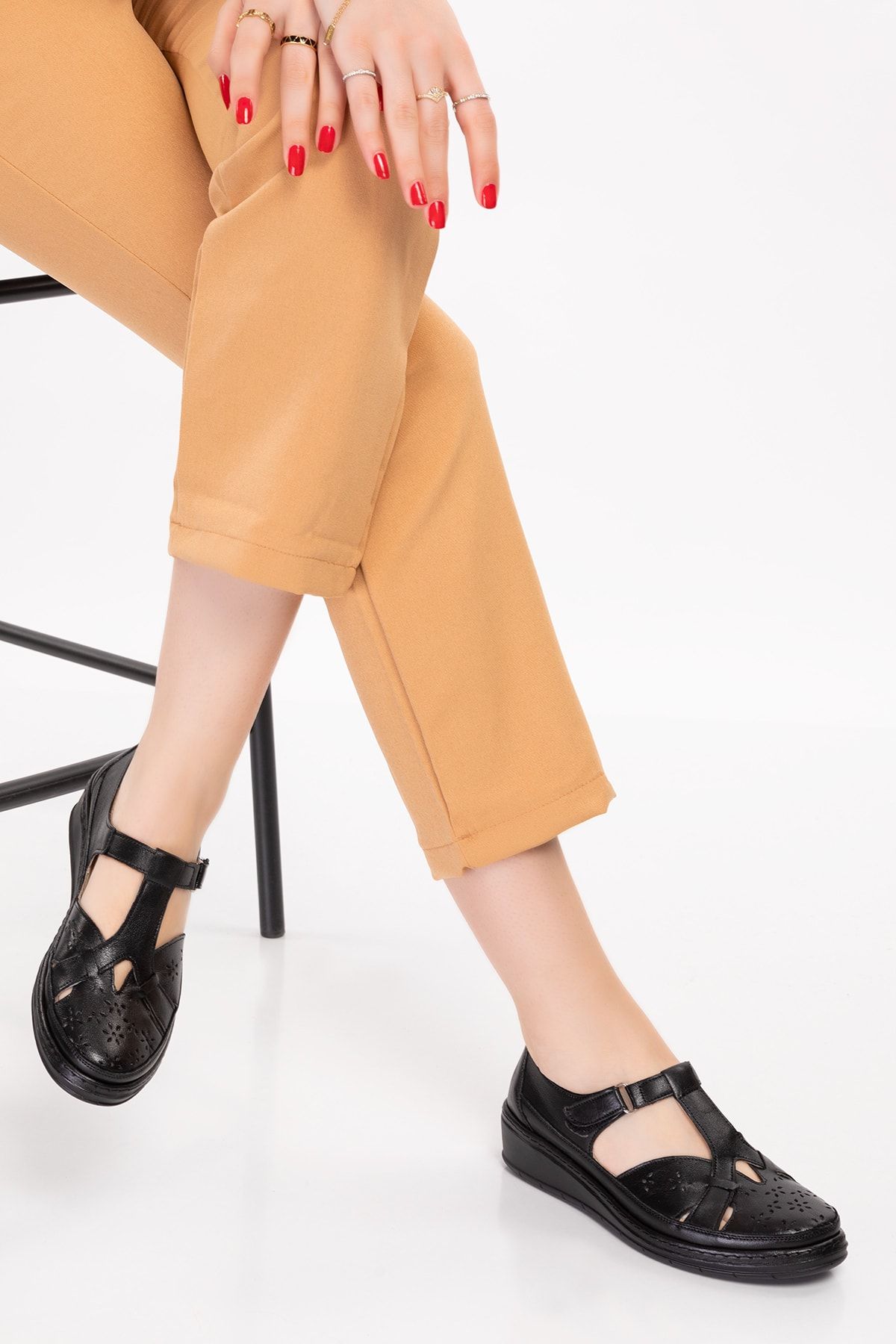 Akgün Terlik Kadın Siyah Hakiki Deri Ayarlanabilir Cırt Ortopedik Ayakkabı