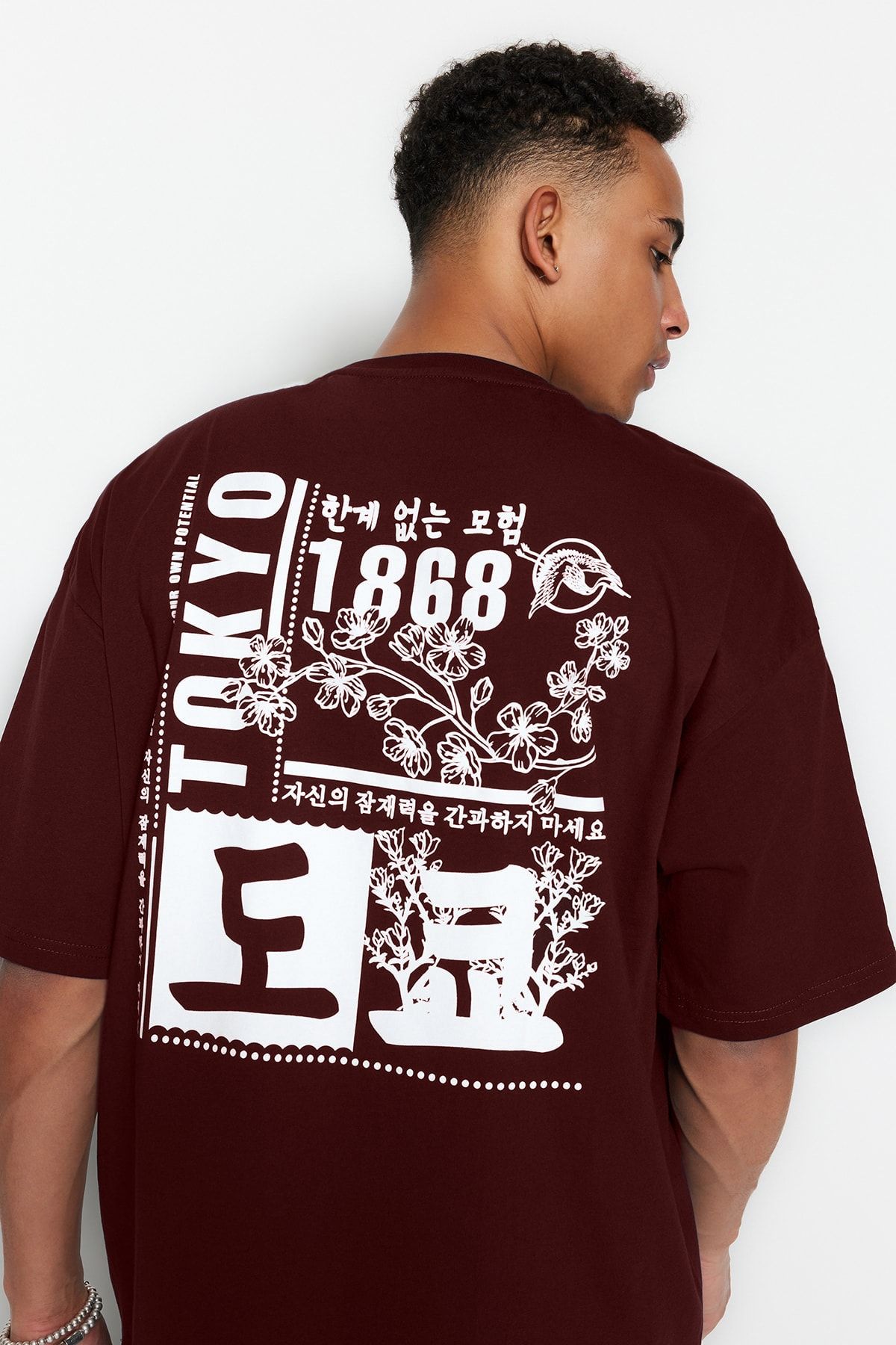 TRENDYOL MAN Kahverengi  Oversize %100 Pamuklu Uzak Doğu Baskılı T-Shirt TMNSS23TS00170