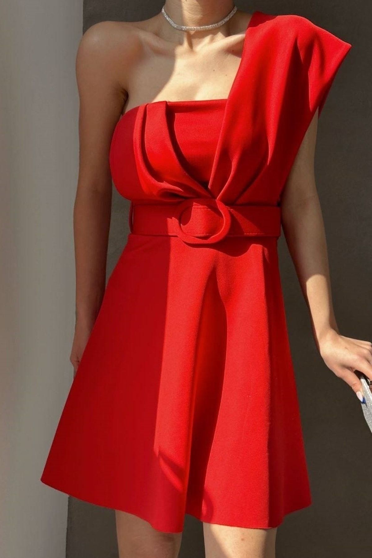 lovebox Esnek Dalgıç Kumaş Omuz Detay Tasarımlı Kemerli Mini Kırmızı Abiye Elbise 582093