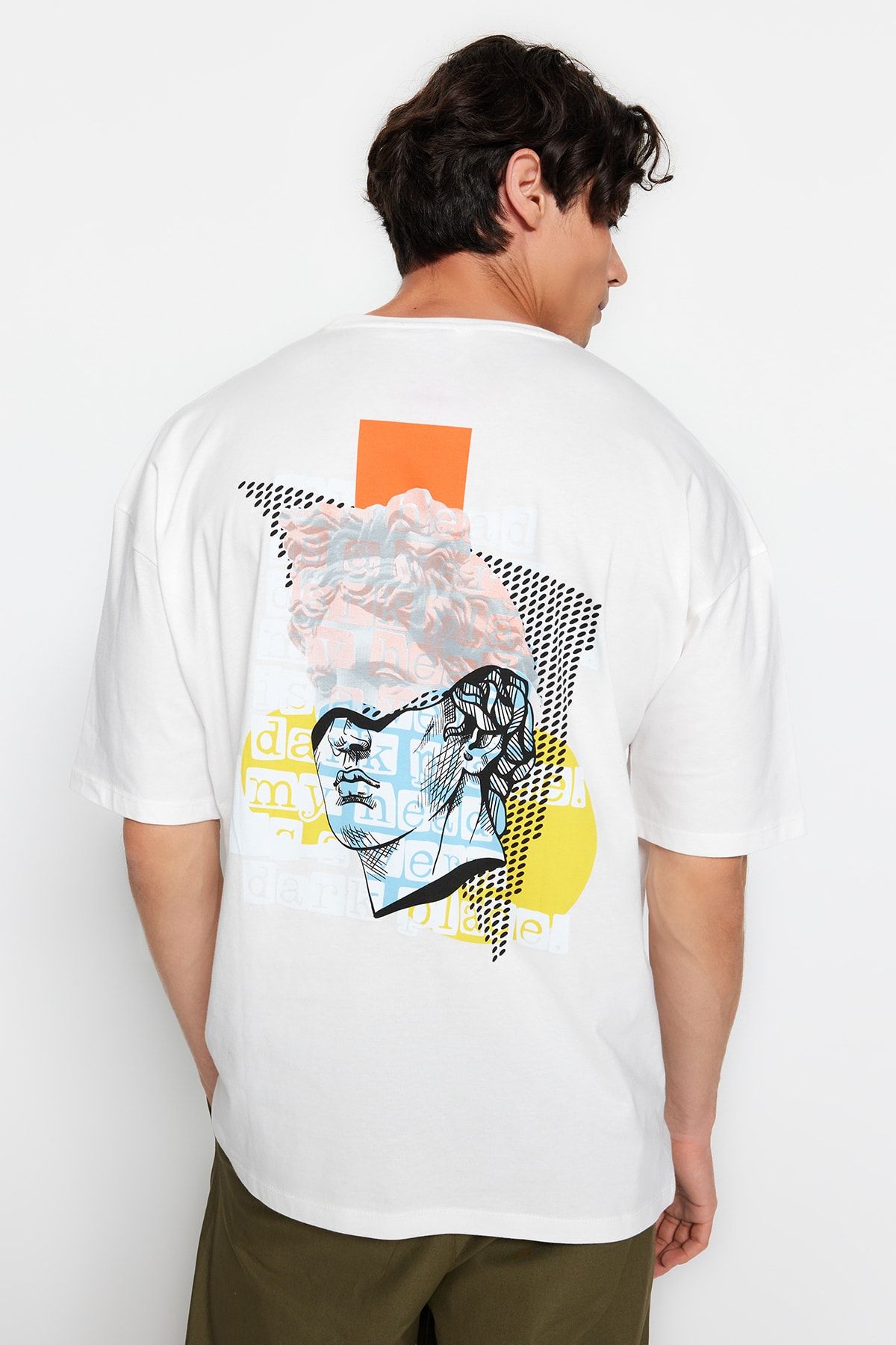TRENDYOL MAN Ekru Unisex Oversize/Geniş Kesim Sanatsal Sırt Baskılı Örme T-Shirt TMNSS23TS00151