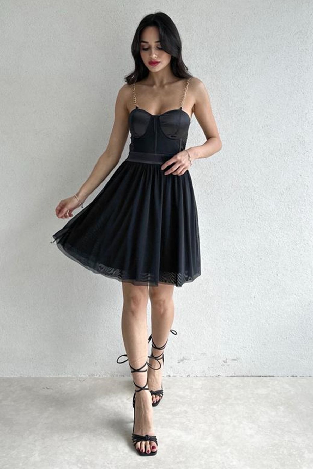 bayansepeti Kadın Astarlı Şifon Kumaş Göğüs Dolgulu Zincir Askılı Kloş Kesim Sırtı Gipe Detaylı Siyah Elbise 158