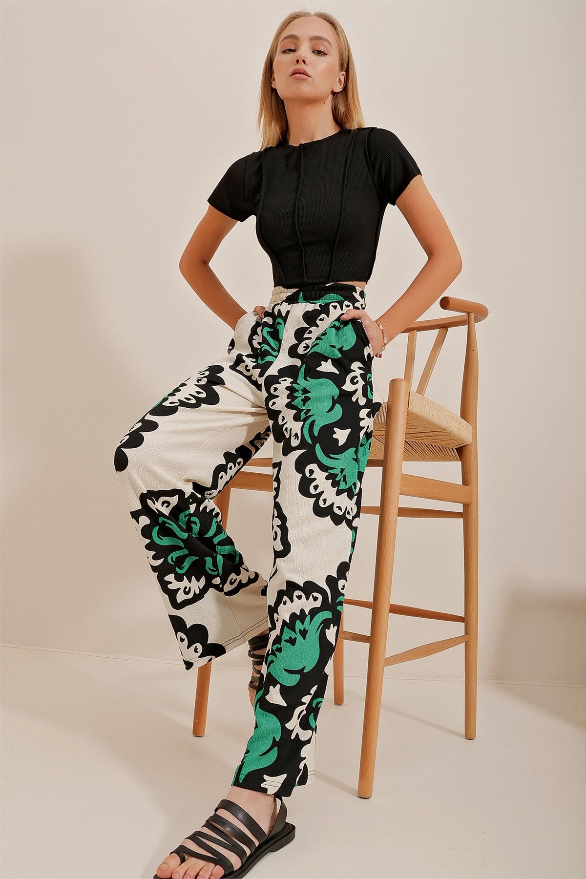 Trend Alaçatı Stili Kadın Yeşil Desenli Çift Cepli Bol Paça Pantolon ALC-X10392
