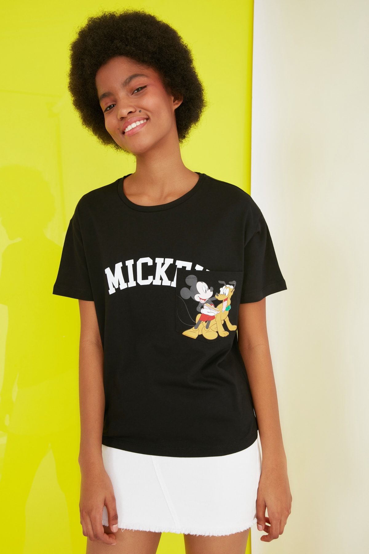 TRENDYOLMİLLA Siyah Lisanslı Mickey Mouse Baskılı Basic Örme T-Shirt TWOSS21TS0013