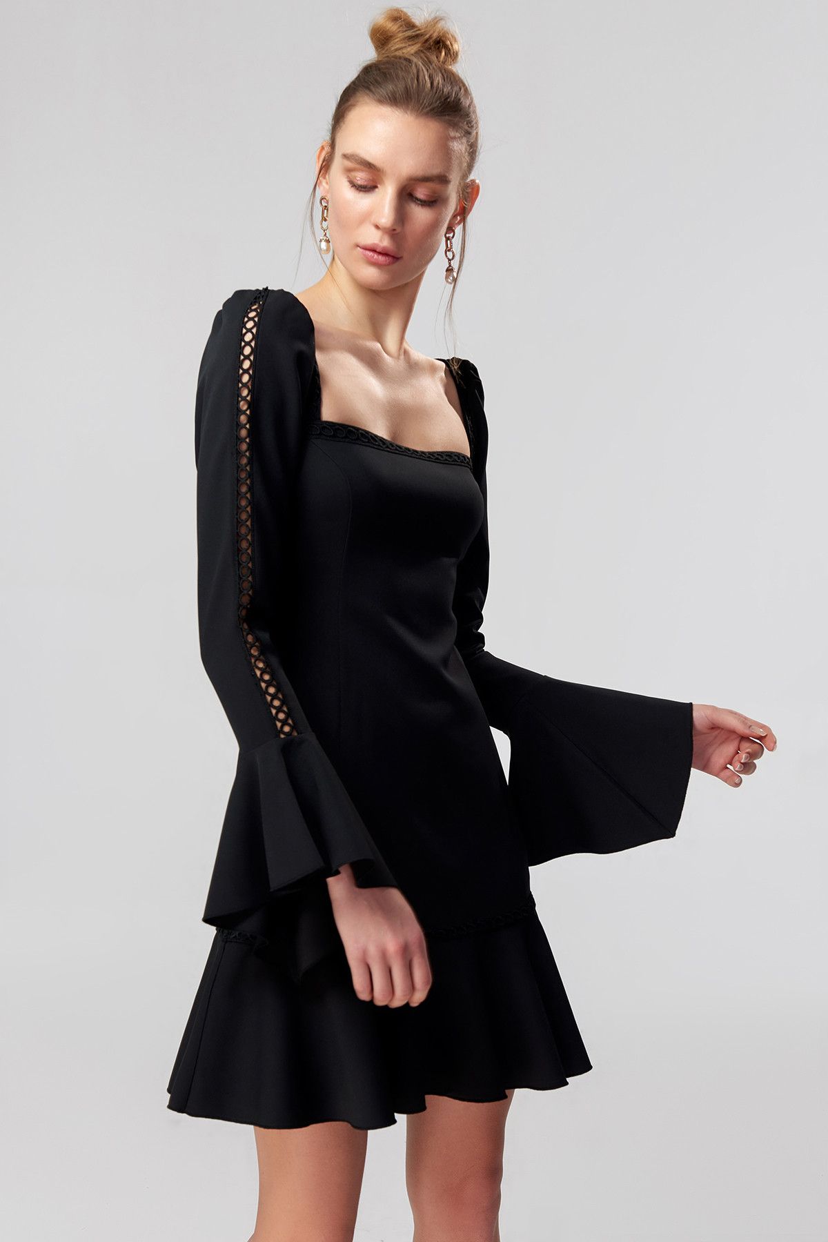 TRENDYOLMİLLA Siyah Volan Detaylı Elbise TPRSS18BK0025