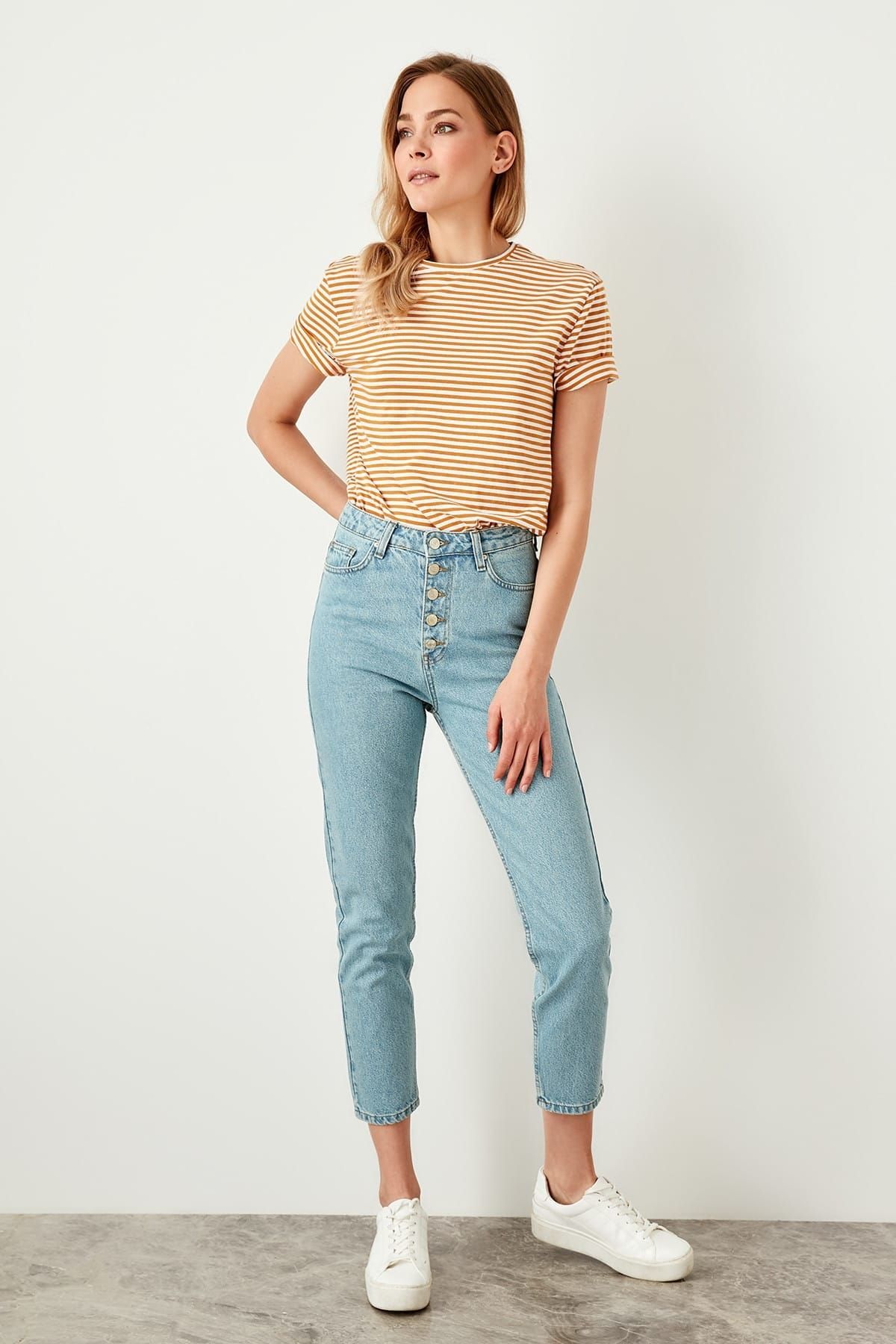 TRENDYOLMİLLA Açık Mavi Önden Düğmeli Yüksek Bel Mom Jeans TWOSS19MO0018