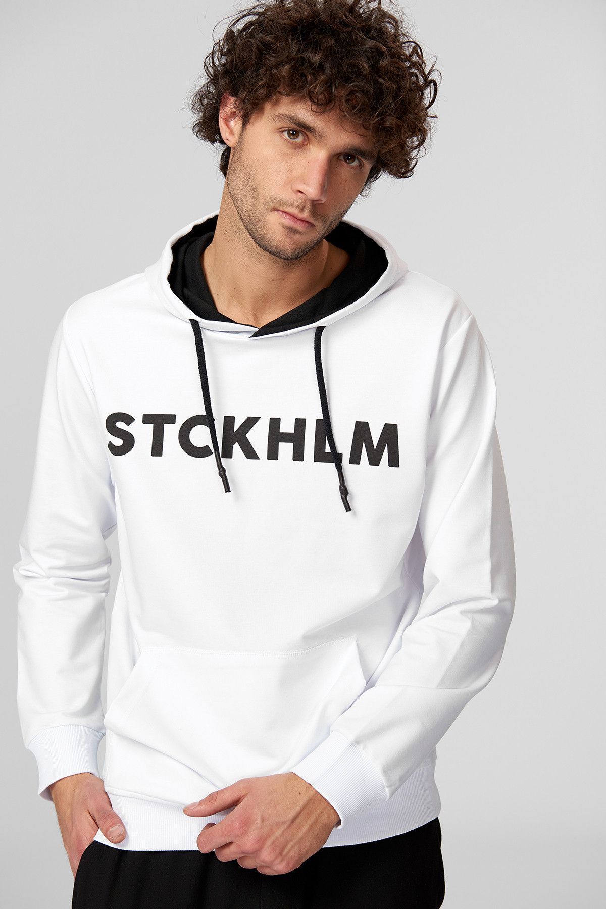 TRENDYOL MAN Beyaz Erkek Sweatshirt - Baskılı Kapüşonlu Kanguru Cepli  Street-Style
