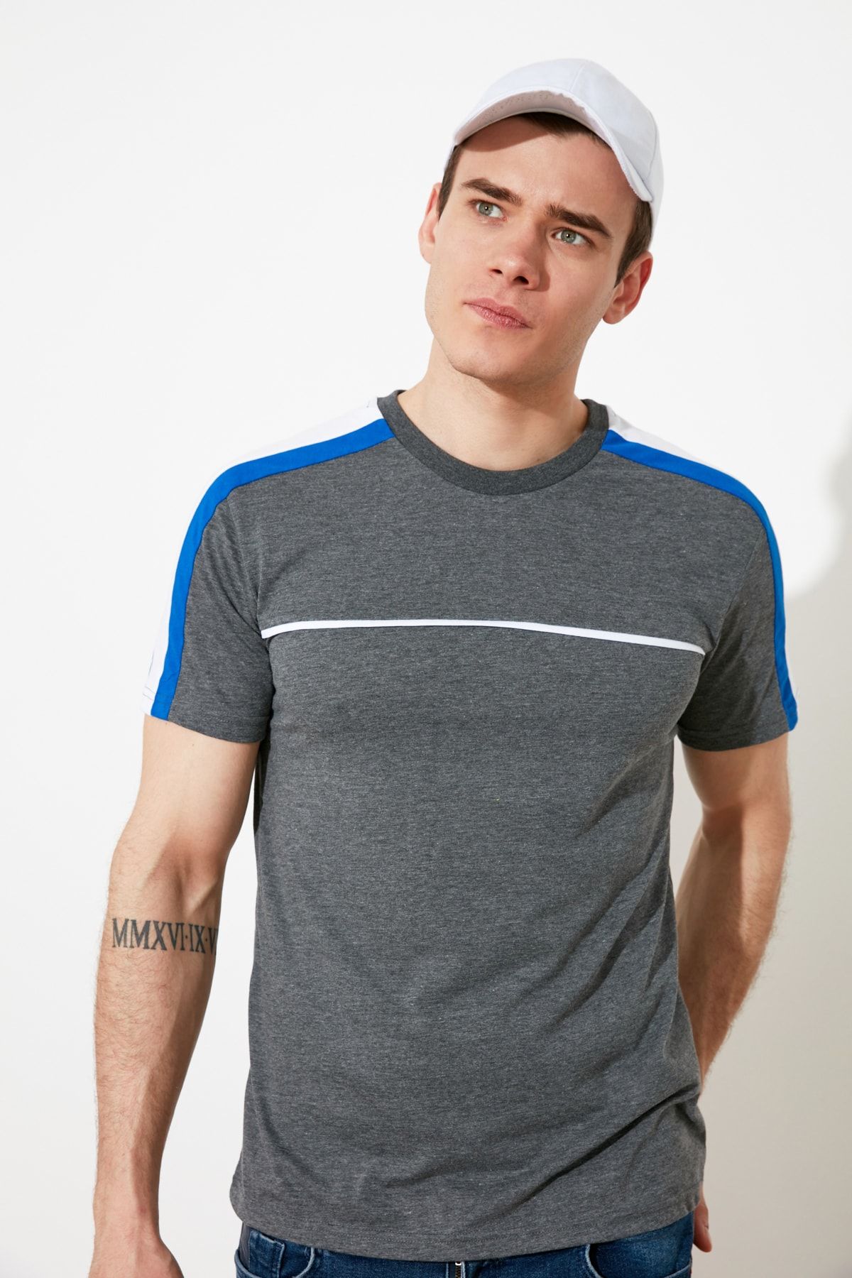 TRENDYOL MAN Antrasit Erkek Regular Fit Kısa Kollu Panelli T-Shirt TMNSS21TS3101