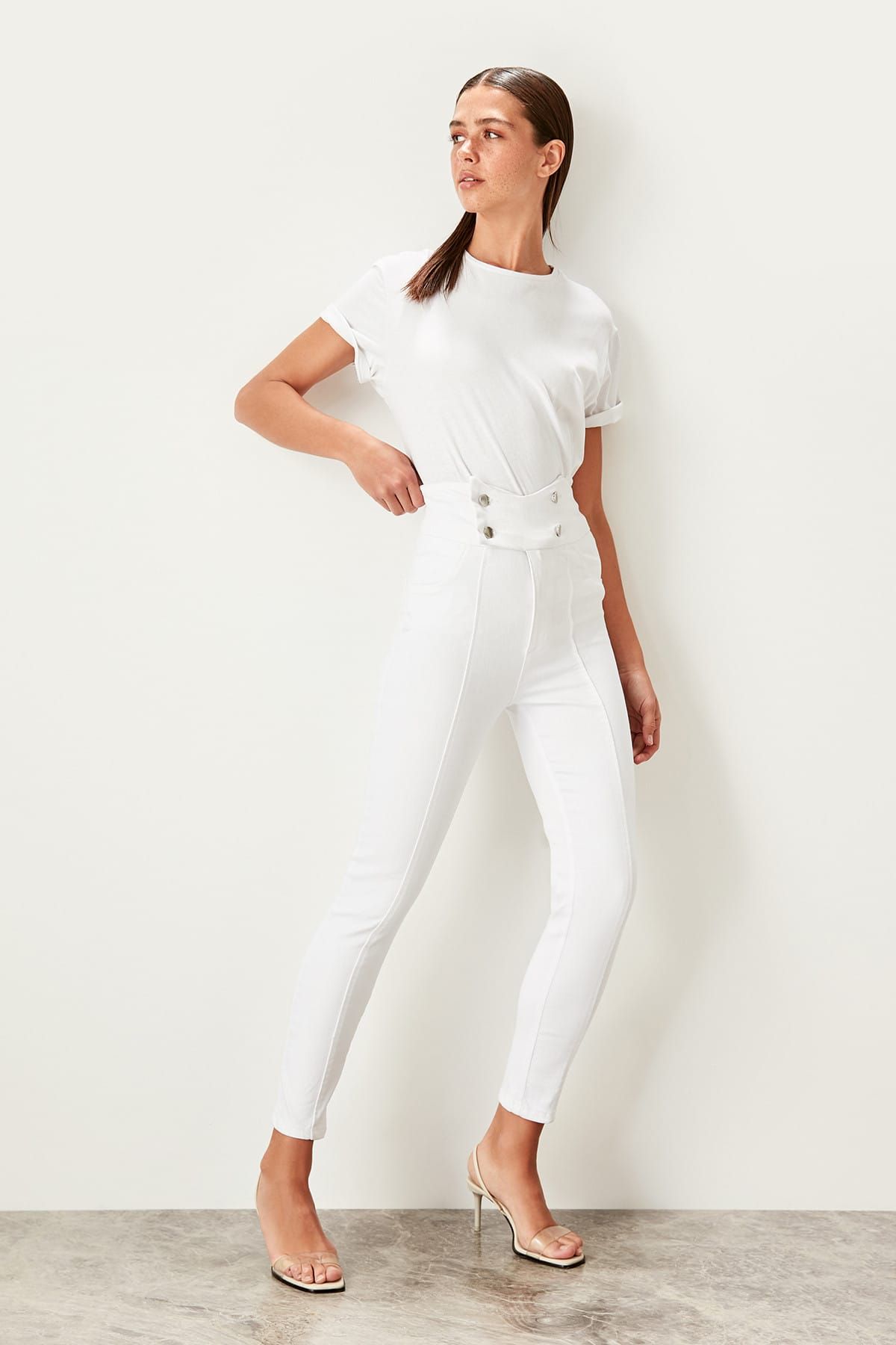 TRENDYOLMİLLA Beyaz Düğme Detaylı Süper Yüksek Bel Skinny Jeans TWOSS19LR0253