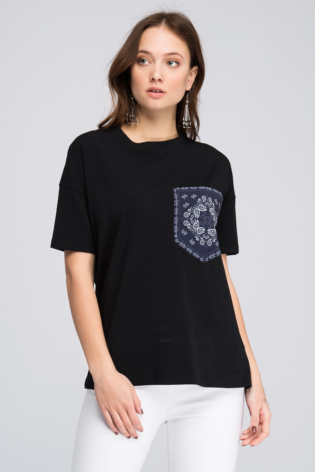 Like 18 Kadın Siyah Cepli Desenli T-Shirt B1028635