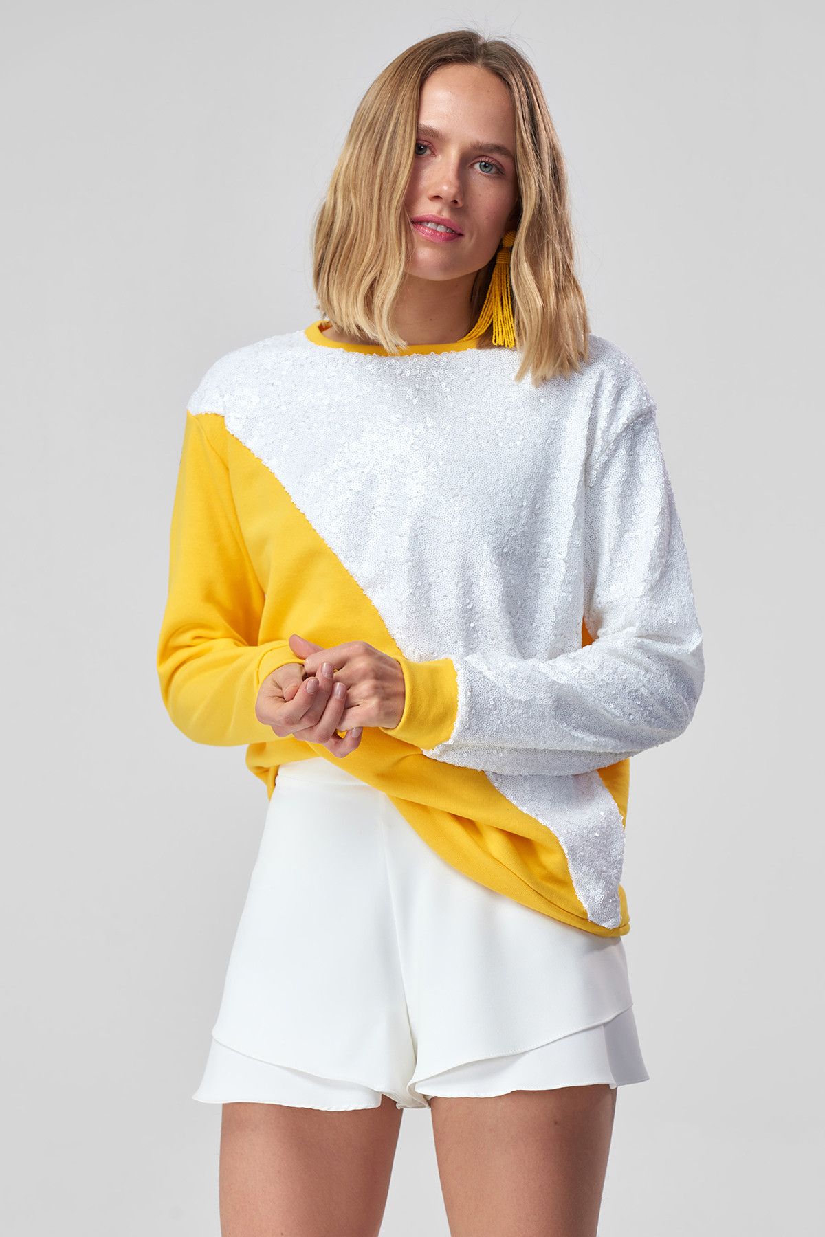 TRENDYOLMİLLA Sarı Payet Detaylı Örme Sweatshirt TCLSS18VG0005