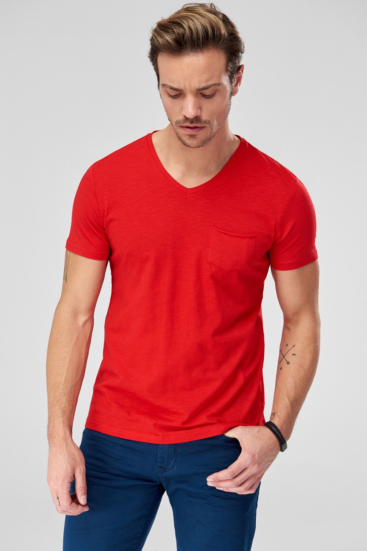 TRENDYOL MAN Kırmızı  Basıc Erkek T-Shirt -  Slim Fit Kısa Kollu V Yaka