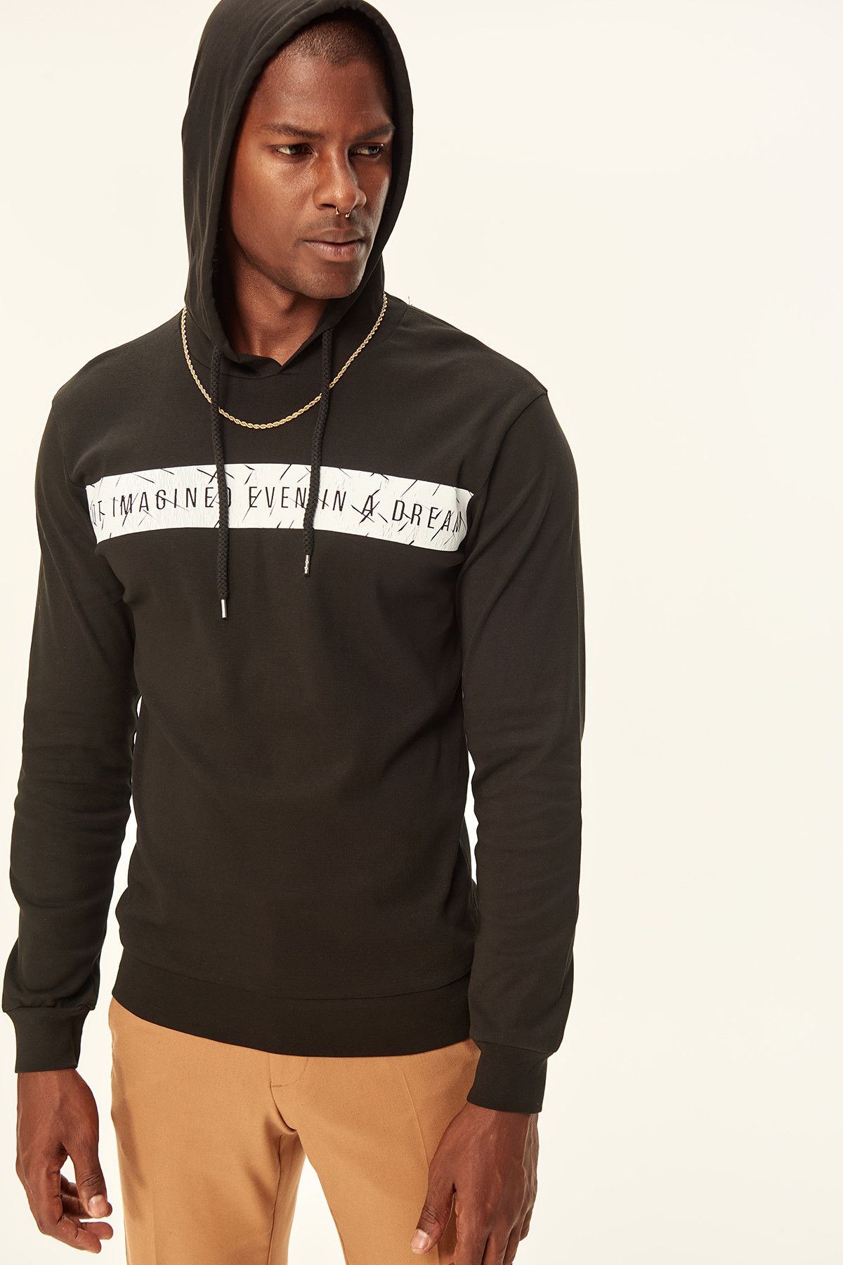 TRENDYOL MAN Siyah Erkek Pamuklu T-shirt -  Kapüşonlu  Grafik - Baskılı TMNAW19GM0018