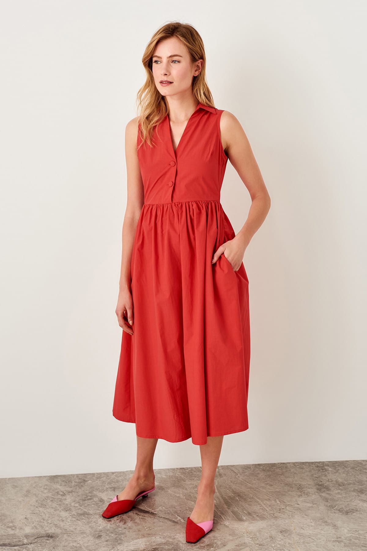 TRENDYOLMİLLA Kırmızı Düğme Detaylı Elbise TWOSS19YD0071
