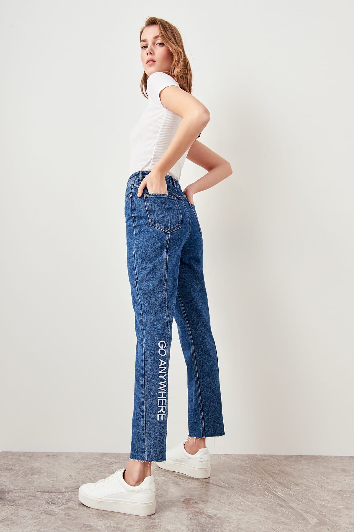 TRENDYOLMİLLA Mavi Nakış Detaylı Yüksek Bel Mom Jeans TWOSS19LR0145