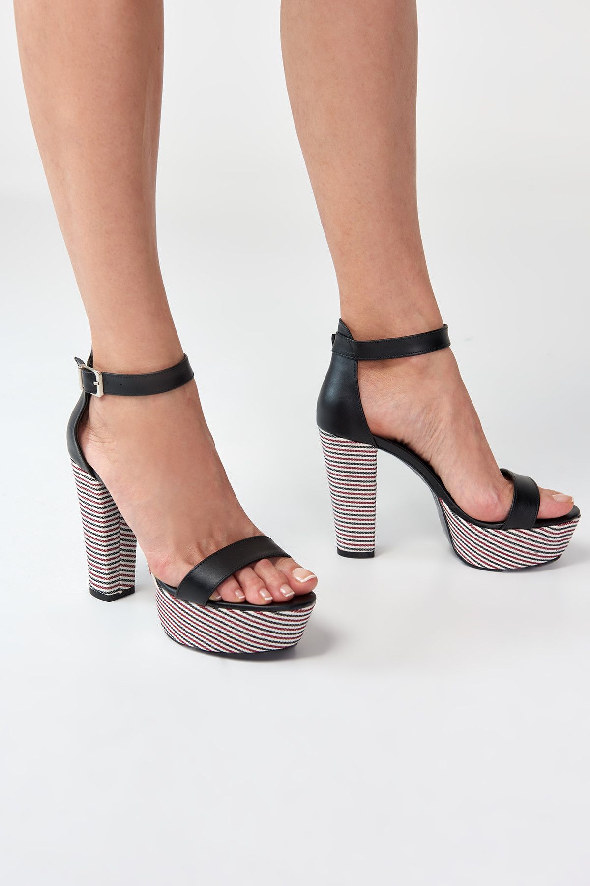 TRENDYOLMİLLA Siyah Kadın Topuklu Ayakkabı 9108