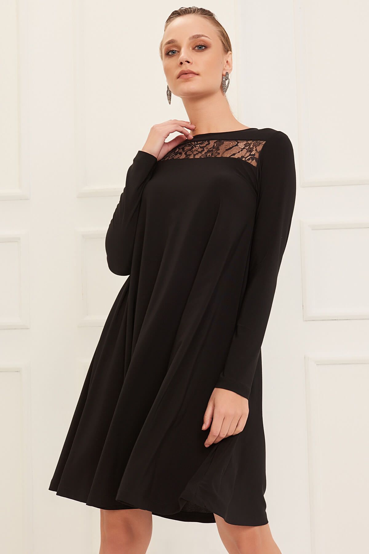 Laranor Kadın Siyah Dantel Detaylı Bol Kesim Elbise 15L4589