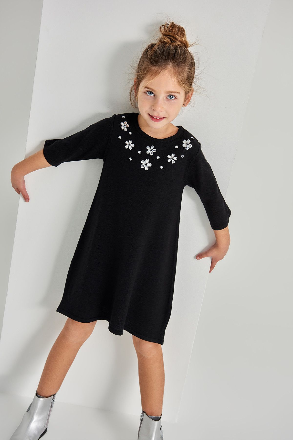 TRENDYOLKIDS Siyah Yakası Taş İşleme Detaylı Triko Kız Çocuk Elbise TKDAW18VK0003