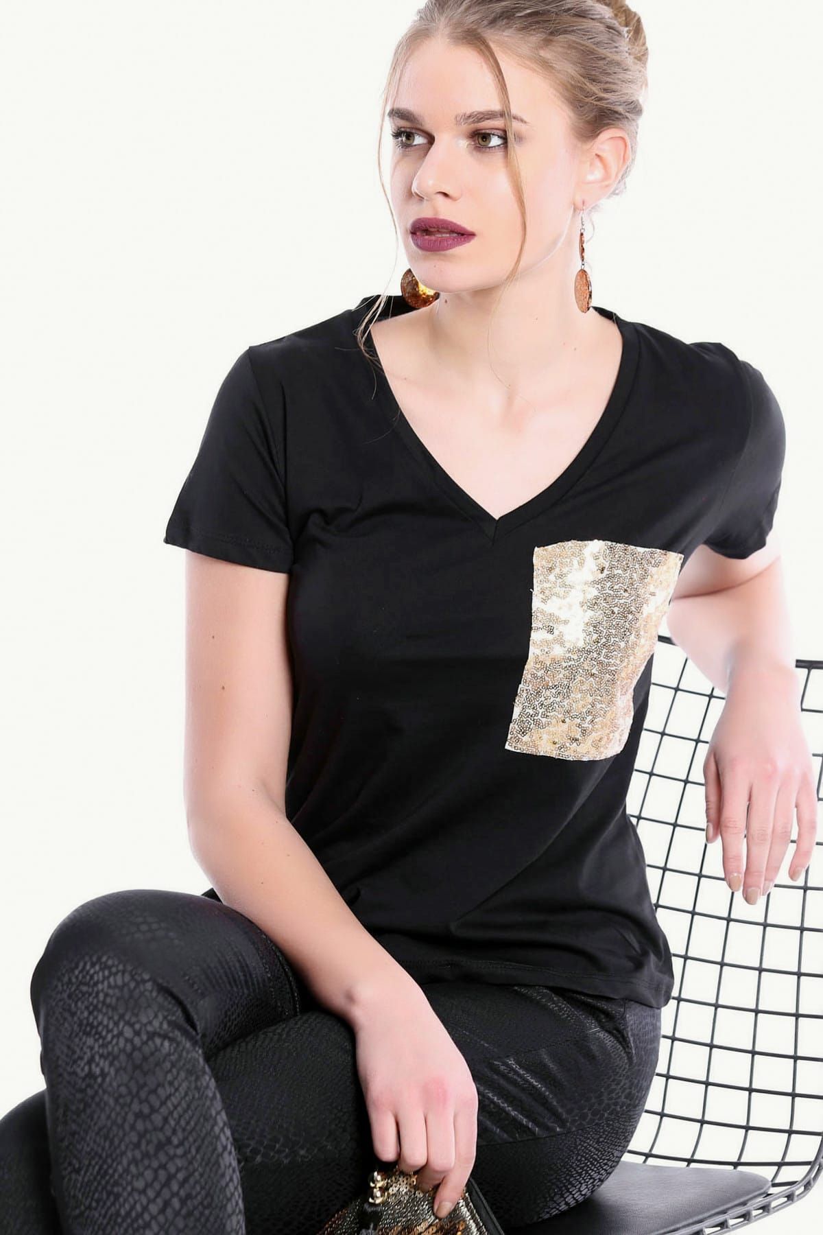Chiccy Kadın  Siyah Gold Pullu Cepli Basic T - shirt C10010300TS99098