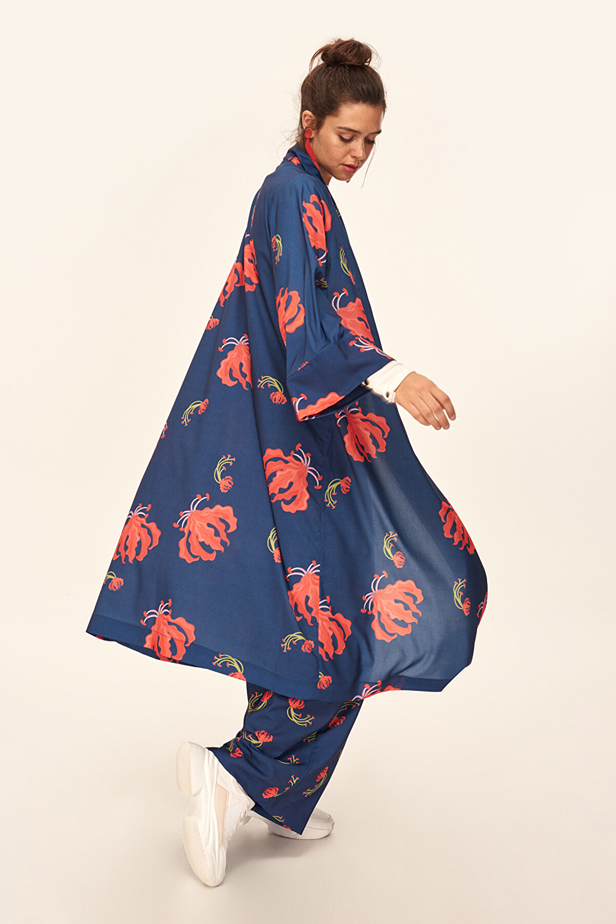 TRENDYOLMİLLA Lacivert Çiçek Desenli Kimono TCLAW19AP0033