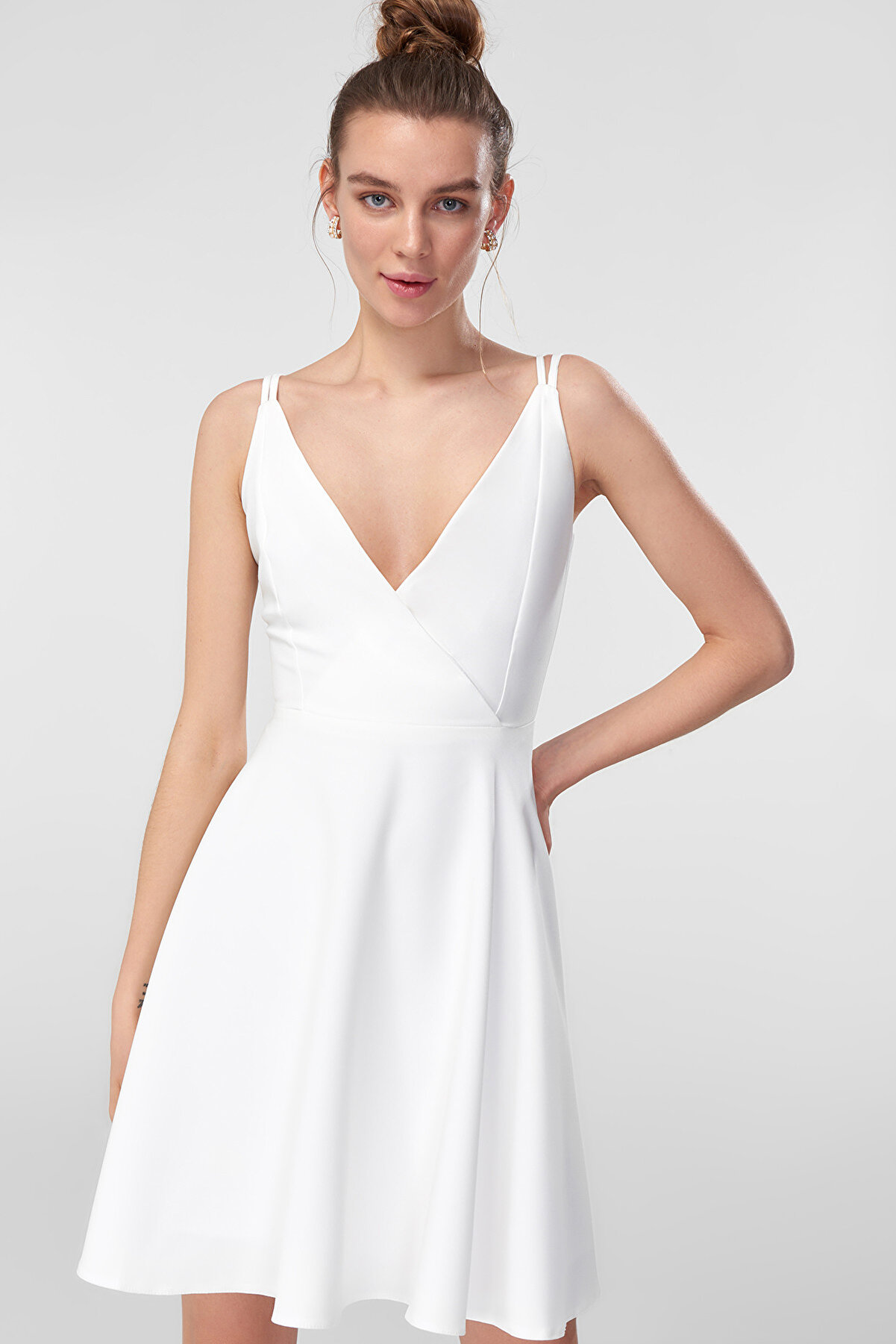 TRENDYOLMİLLA Beyaz Çift Askı Detaylı Elbise TPRSS18FZ0319