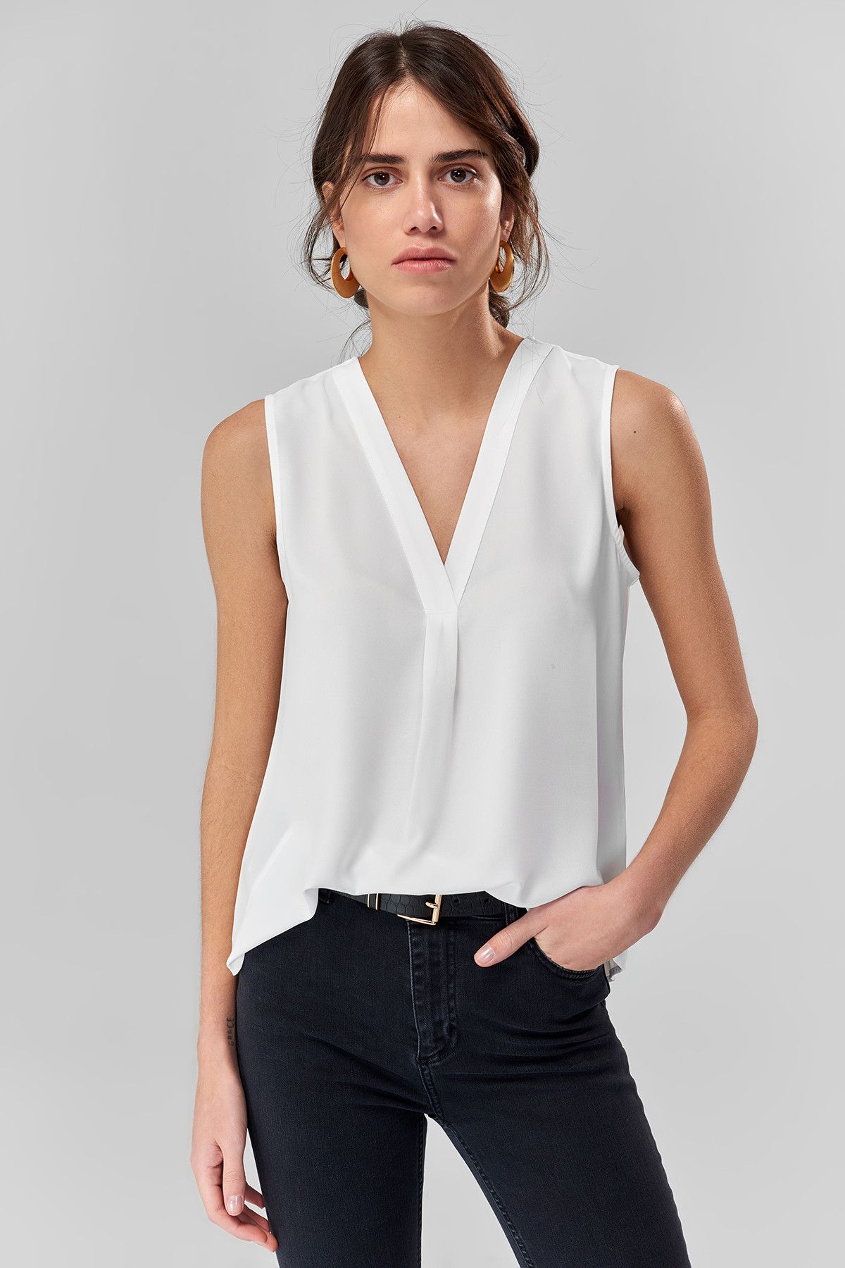 TRENDYOLMİLLA Trendyolmilla Basic - Beyaz V Yaka Bluz TOFSS18US0004