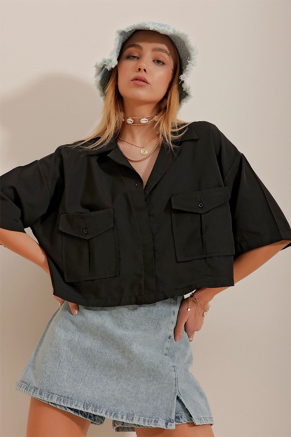 Trend Alaçatı Stili Kadın Siyah Zarf Cepli Crop Poplin Gömlek ALC-X6045