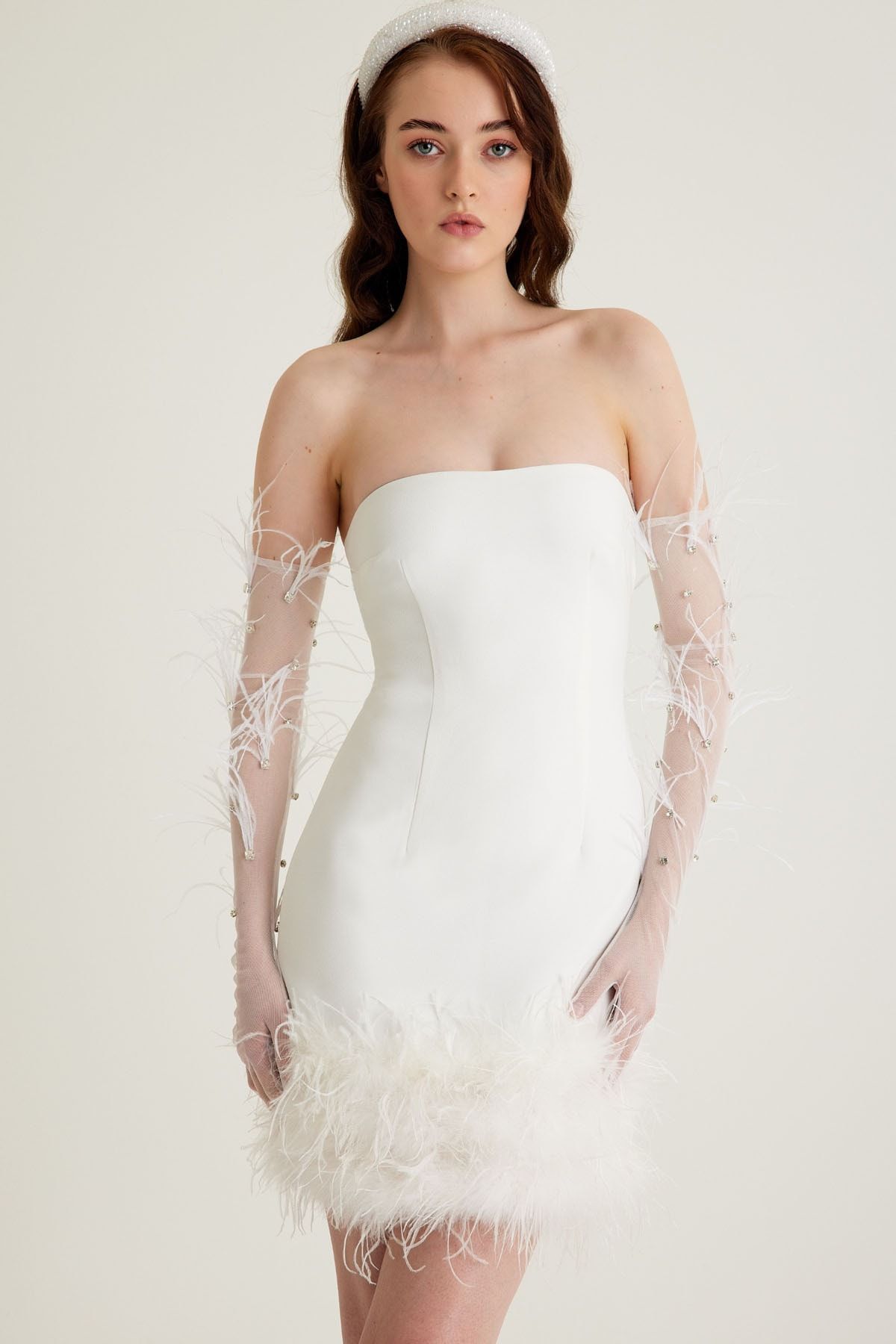 Tara Coşkuntuncel Beyaz Düz Yaka Straplez Tüy Detaylı Krep Mini Nişan Elbisesi