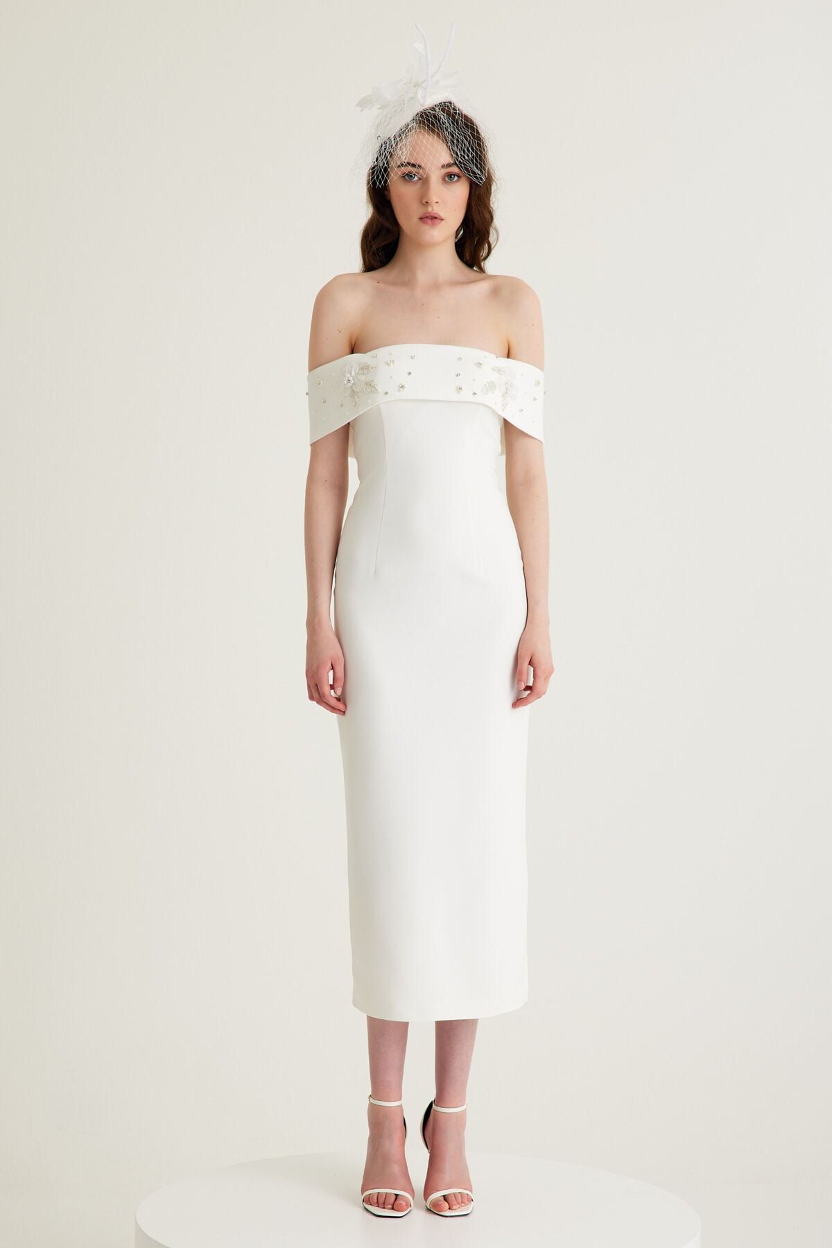 Tara Coşkuntuncel Beyaz El Işleme Detaylı Düşük Omuzlu Krep Midi Nişan Elbisesi