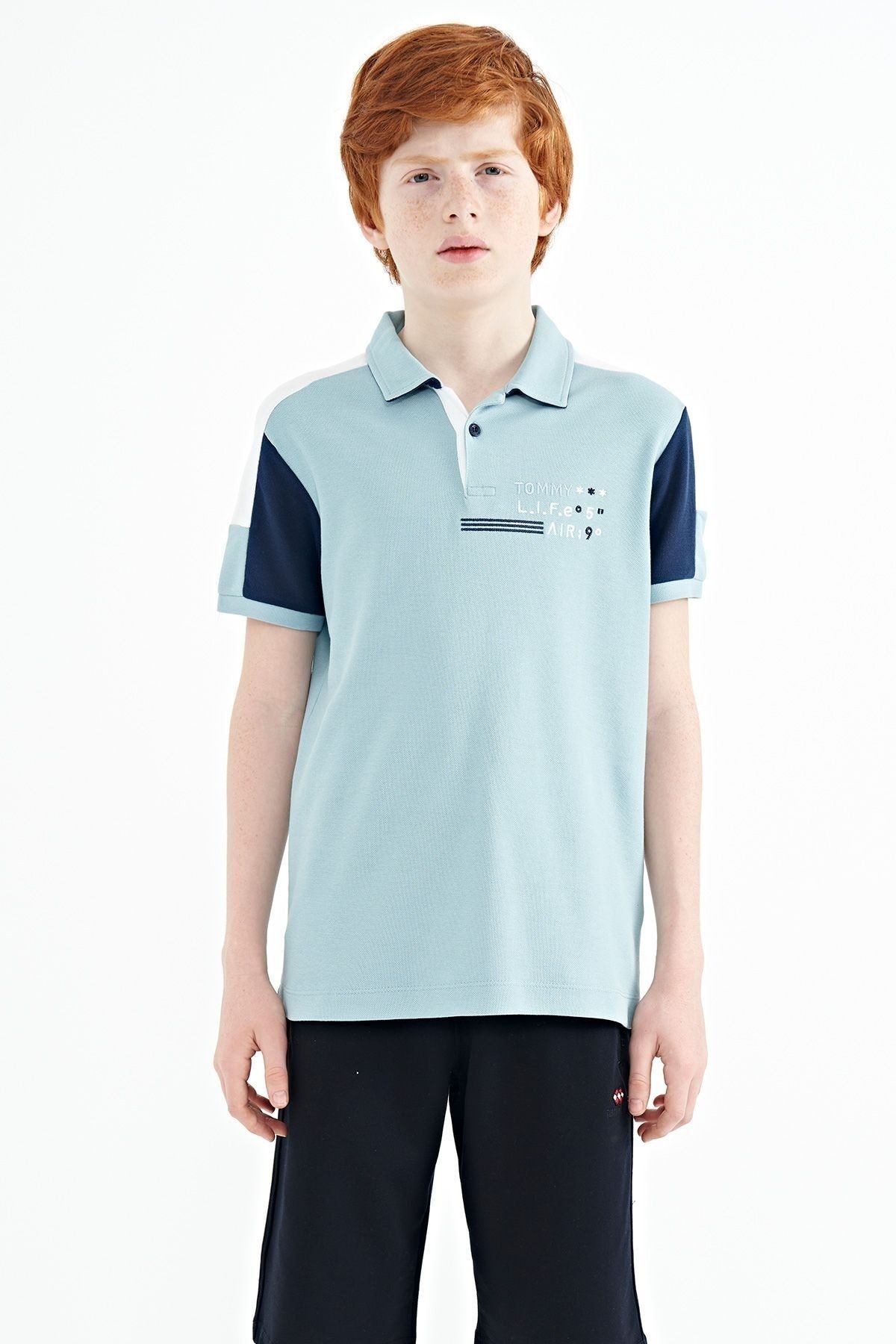 TOMMY LIFE Açık Mavi Renk Bloklu Omuz Garni Detaylı Standart Kalıp Erkek Çocuk T-shirt - 11155